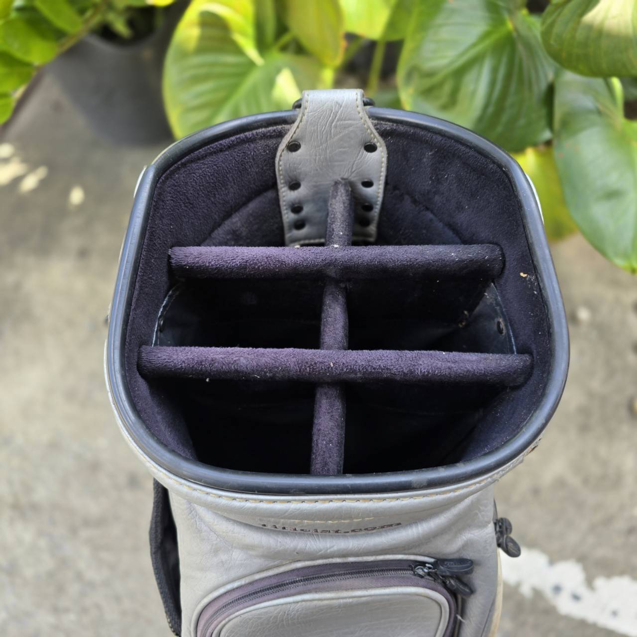 ถุงกอล์ฟ Titleist ของแท้ ** มือจับหลุด ** รุ่น TOUR ใบใหญ่จัดๆ ปากถุง 11 นิ้ว มีลายเซ็นต์โปร Titleist ถุงแบบที่ใช้ใน TOUR เลยค่ะ