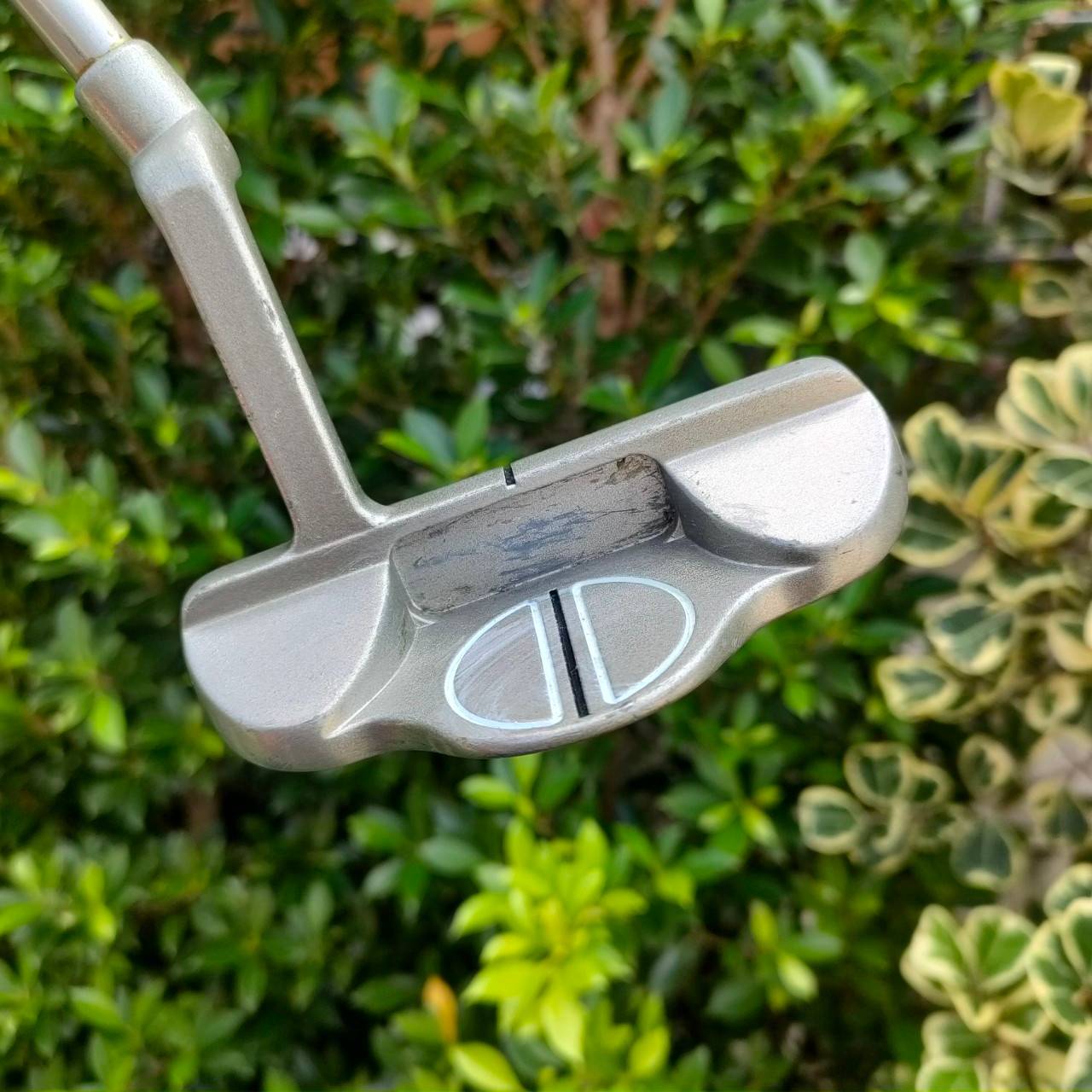 PUTTER PARIS ก้านกราไฟต์ TRIPLE FORCE ความยาว 33 นิ้ว เล็งง่าย ด้านหลังมีบอลอีกหนึ่งลูก และมีขีด พัตต์ง่ายมากๆครับ