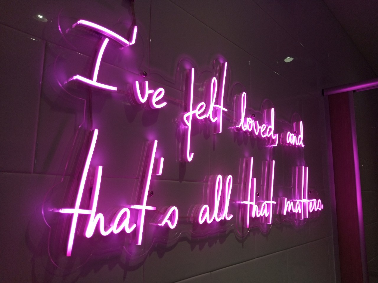 ไฟนีออนดัด