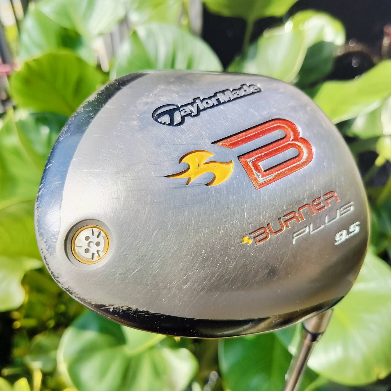 Driver Taylormade BURNER PLUS ตัว PLUS หน้าเด้ง ตีไกลมากๆ และตัวนี้ตีง่ายมากด้วยการยื่น กระดองออกไปด้านหลัง และ เป็นกระดองเบา ทำให้จุด CG ลงมาอยู่ต่ำและลึกอย่างมาก ไม้กอล์ฟพรีเมี่ยมมือสอง ของแท้ NakaraLuxurious