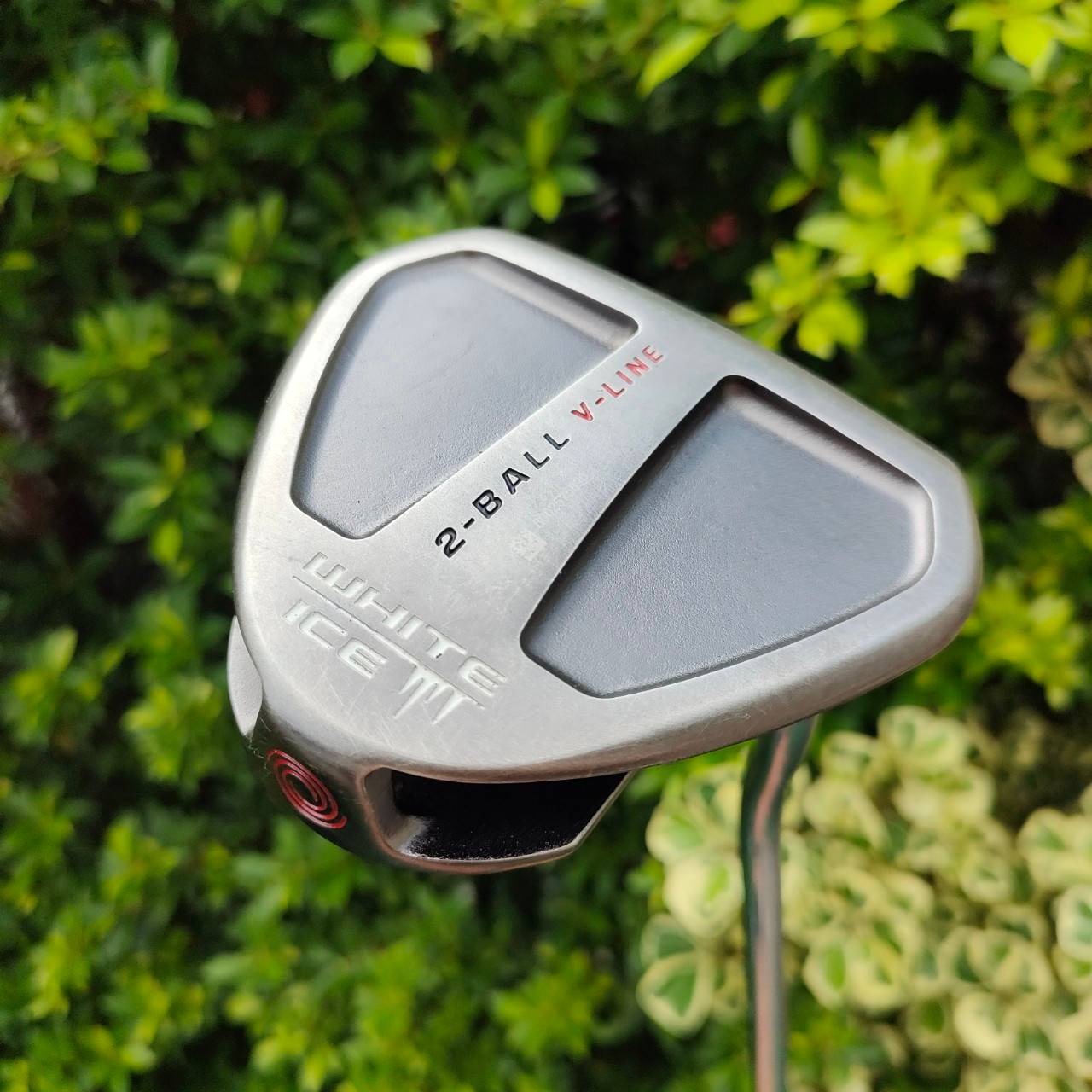 PUTTER ODYSSEY 2-BALL V-LINE WHITE ICE ความยาว 34 นิ้ว เป็นรุ่นที่นิยมมาก ด้านหลังยื่นออกไปเป็นสามเหลี่ยม ทำให้ชดเชยความผิดพบาดได้สูงมาก!! ไม้กอล์ฟมือสอง ของแท้ BY NakaraLuxurious
