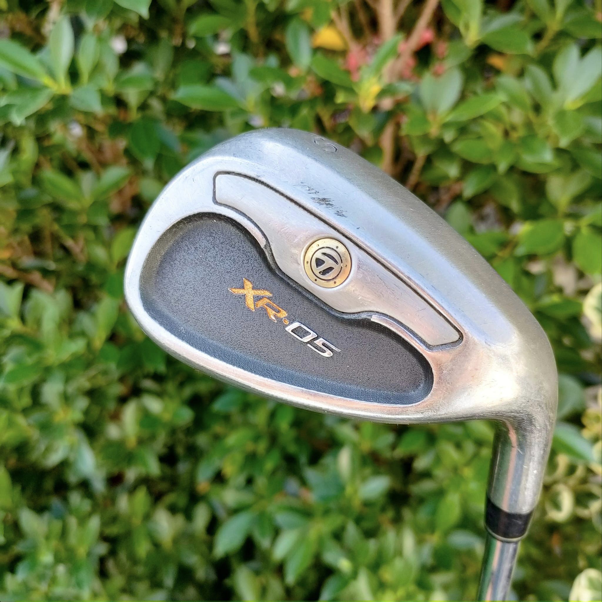 เหล็ก SW Taylormade XR.05 ก้าน N.S.PRO 850GH FLEX R เป็นตัวพรีเมี่ยมของ Taylormade ชิพง่ายๆ ระเบิดทรายง่ายมาก ลดอาการฉึกได้ดี และยังชิพได้ระยะ ก้านเหล็กพรีเมี่ยมเบาแค่ 85 หรัม