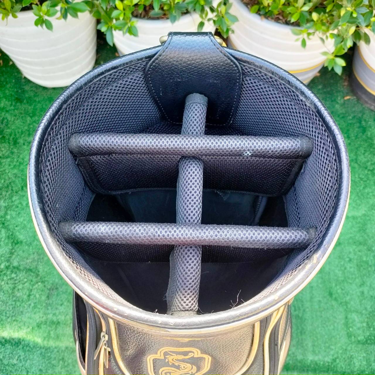 ถุงกอล์ฟ SAMURAI - DRAGON มือสอง ของแท้ ถุง Tour 9 นิ้ว ลายสวยมากๆ ** ใบนี้มีตำหนิที่ COVER ** มีรูปให้ชมครับ แต่ส่วนของถุง สภาพเดิม สวยๆเลยครับผม