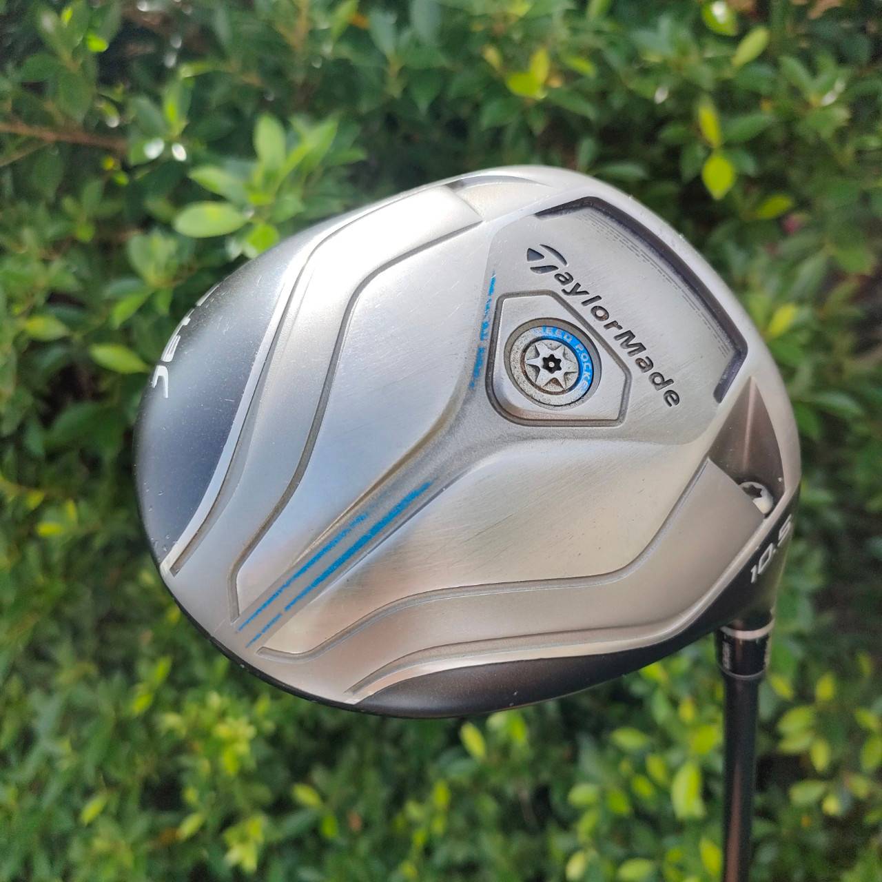 DRIVER TAYLORMADE JETSPEED องศา 10.5 ก้าน MITSUBISHI RAYON TM1-214 FLEX R เป็นหัวไม้ครบเครื่อง!! ออกแบบดีมาก หัวใหญ่ ตีง่าย ตีไกล!! แอโร่ไดนามิค ไขปรับได้!! มี COVER เดิมมา!!ไม้กอล์ฟมือสอง ของแท้ BY NakaraLuxurious