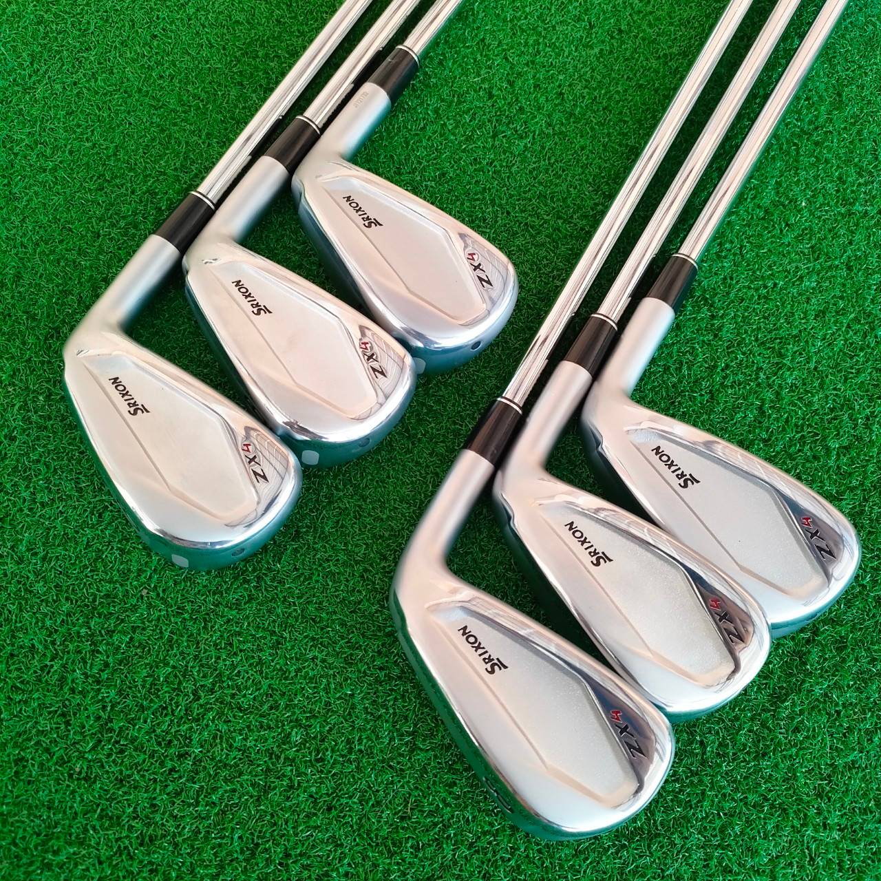 ชุดเหล็ก SRIXON ZX4 มีเหล็ก 5 - 9 เเละ PW ก้าน N.S.PRO ZELOS 8 FLEX S ชดเชยความผิดพลาดอย่างทรงพลัง โครงสร้างแบบ Hollow พร้อมด้วย รูปลักษณ์ที่เพียวบางและมีความโฉบเฉี่ยว