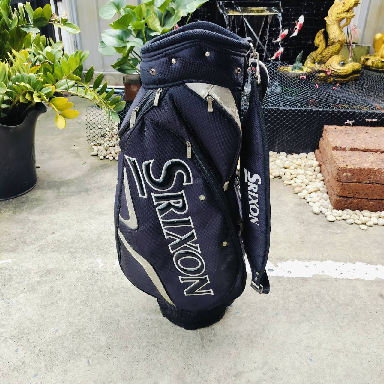 ถุงกอล์ฟ SRIXON มือสอง ของแท้ มีลอกตรงขอบที่เป็นหนัง นอกนั้นสภาพสวยเดิมค่ะ ถุงกอล์ฟพรีเมี่ยมมือสอง ของแท้ By NakaraLuxurious