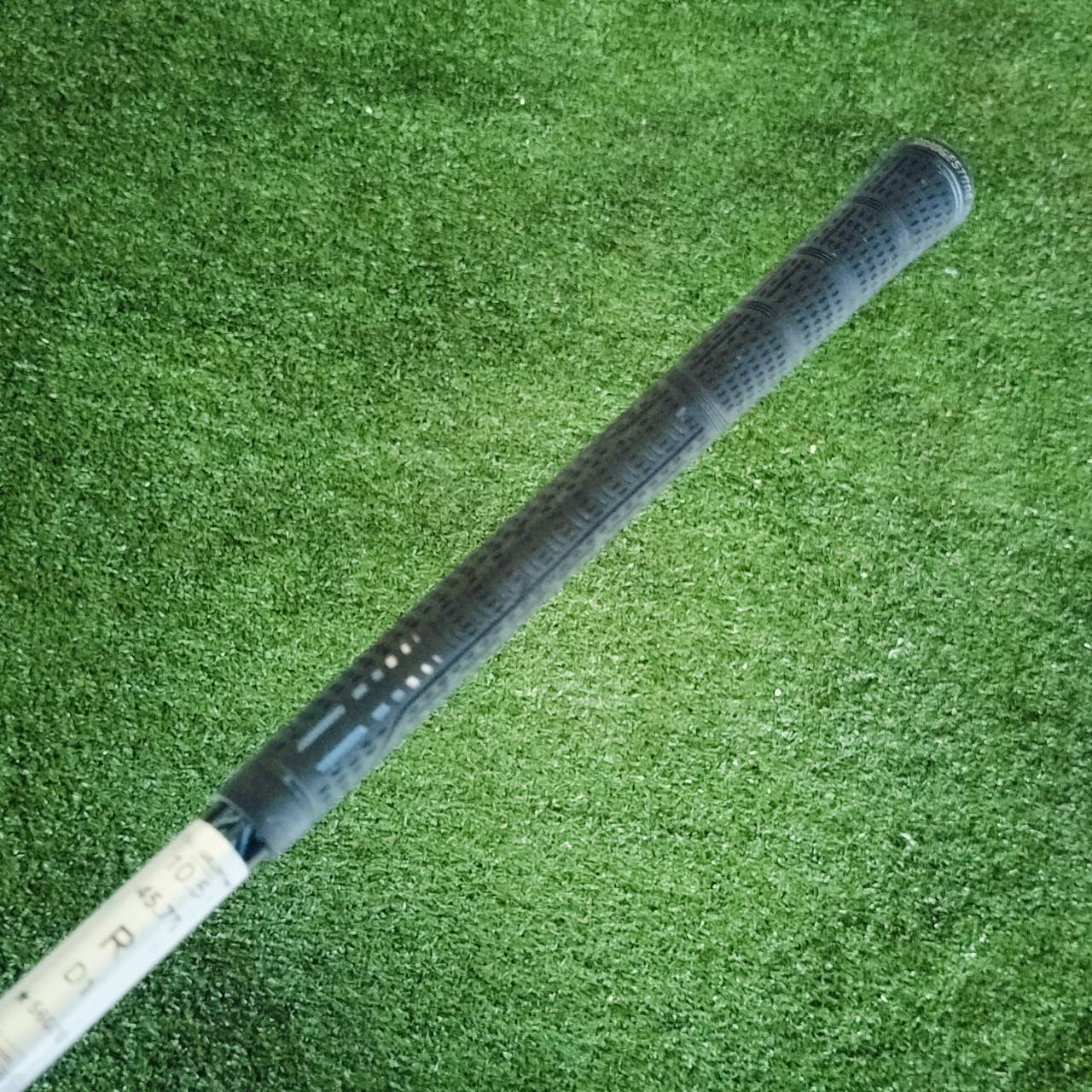 Tourstage ViQ Driver เป็นไดรเวอร์จากแบรนด์ญี่ปุ่นที่ออกแบบมาเพื่อช่วยให้นักกอล์ฟสามารถตีลูกได้ไกลและตรงมากขึ้น โดยเน้นความรู้สึกนุ่มนวลและความมั่นใจในการสวิง ไม้กอล์ฟพรีเมี่ยมมือสอง ของแท้ By NakaraLuxurious
