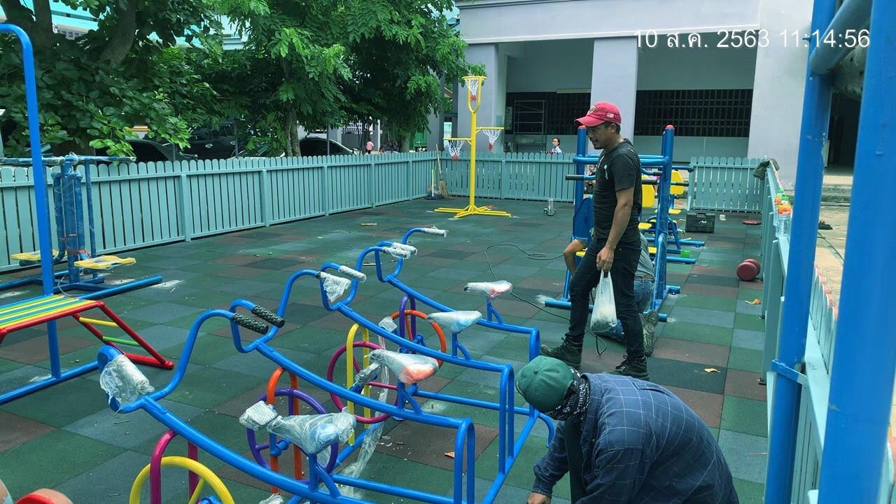 ราชวินิตประถม(บางแค)ทำเวที,ประตู,ที่นั่ง,สนามเด็กเล่น