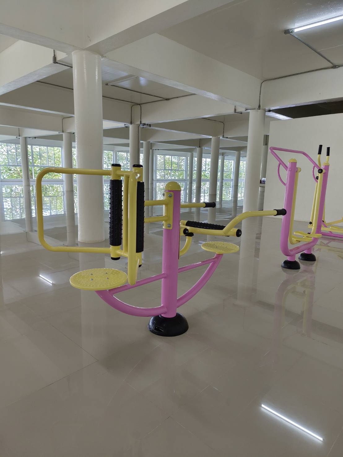 เครื่องออกกำลังกายกลางแจ้ง อุปกรณ์ยืน-นั่งนวดหลัง ลานกีฬาอเนกประสงค์ สนามกีฬา ผลิตในไทย สั่งทำตามสีที่ต้องการได้