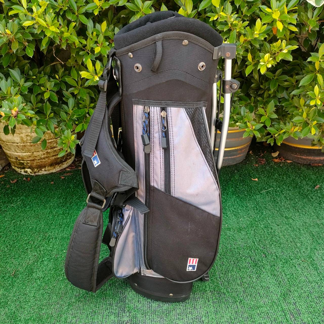 ถุงกอล์ฟ U.S.KIDS GOLF ขาตั้ง มือสอง ความยาวของปากกว้าง 6 นิ้ว ความสูงของถุงกอล์ฟ 26 นิ้ว สภาพดี มีสายสะพาย เบา กันน้ำ!!! มือสอง ของแท้ BY NakaraLuxurious