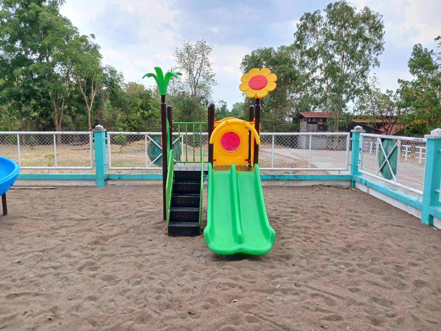 เครื่องเล่นสนาม กลางแจ้ง-ในร่ม, ชุด ปลาดาวเพื่อนรัก,กระดานลื่น, สไลเดอร์ ของเล่น,ครุภัณฑ์สนามเด็กเล่น, สพฐ,โครงการโรงเรียนประชารัฐ,ศูนย์พัฒนาเด็กเล็ก