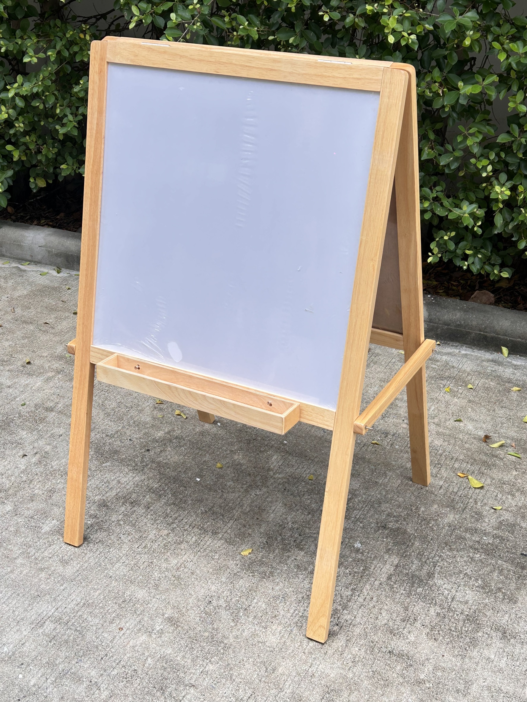 กระดานดำ - ไวท์บอร์ด 2ด้าน มีรางสำหรับใส่ปากกา ทั้ง 2 ด้าน มีขาหยั่ง อีกด้านเป็นแม่เหล็ก ขนาด : 66x110 ซม.