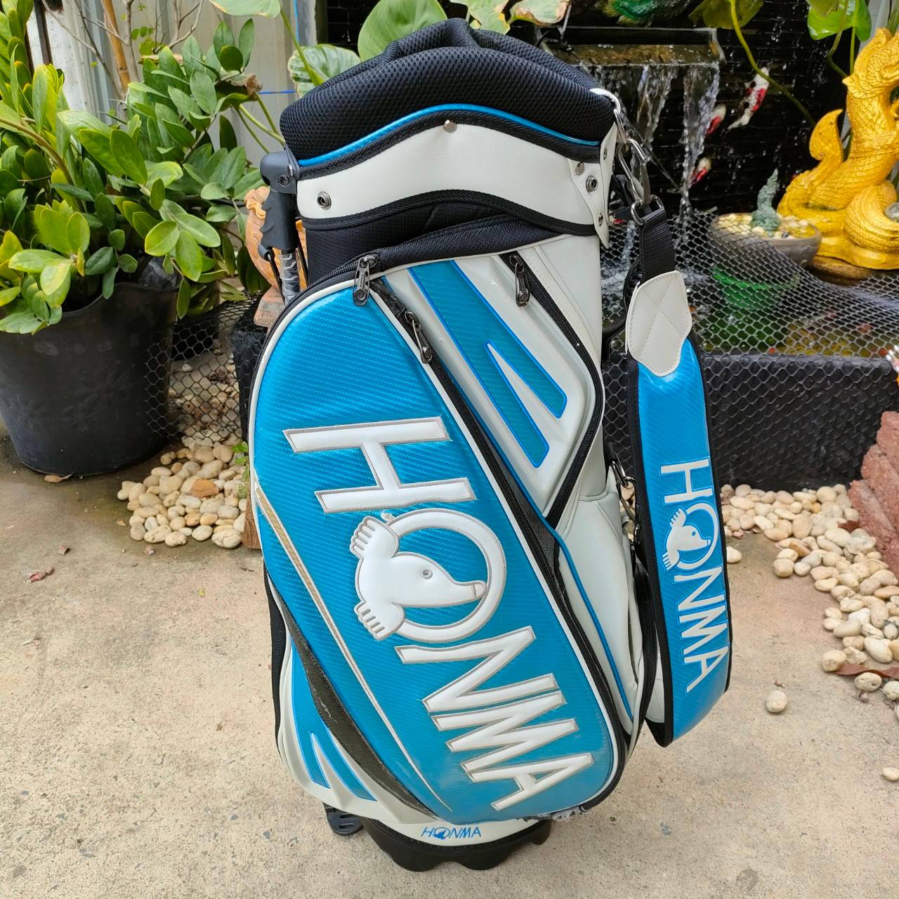 ถุงกอล์ฟขาตั้ง HONMA มือสอง ของแท้ ขาตั้งสวยมาก ใบไม่เล็ก ใส่ไม้กอล์ฟและของได้ครบมากๆ ** ขอบข้างลอกเล็กน้อย ** มีรูปให้ขมชัดเชนค่ะ พรีเมี่ยมมือสอง ของแท้ By NakaraLuxurious