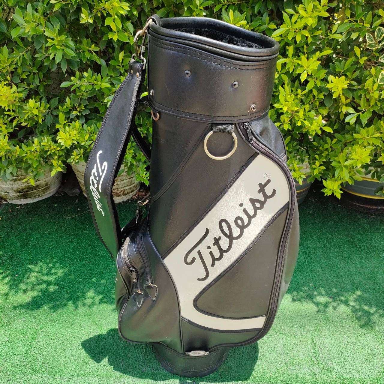 ถุงกอล์ฟ TITLEIST มือสอง สภาพสวยเรียบร้อย เป็นถุง TOUR ภายในบุกำมะหยี่อย่างดี ไม้กอล์ฟมือสอง ของแท้ BY NakaraLuxurious