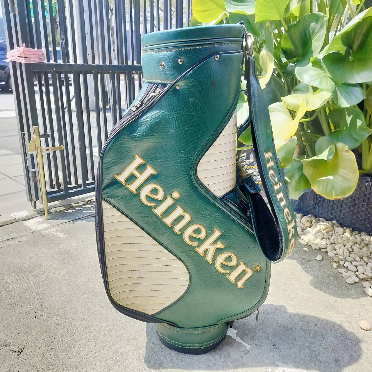ถุงกอล์ฟ HEINEKEN มือสอง ถุง TOUR สภาพสวยเดิมๆ ** COVER มีแป๊กหลุด 1 จุด ** นอกนั้นใช้งานได้ปกติเลยค่ะ ภายในบุกำมะหยี่อย่างดีค่ะ