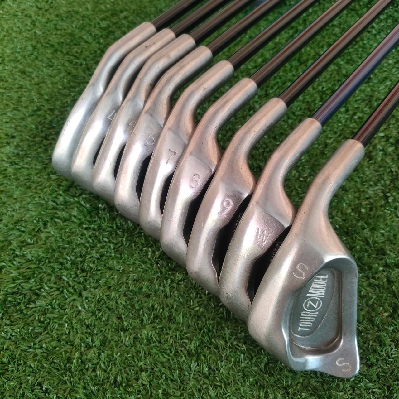 ชุดเหล็ก TOUR Z MODEL มีเหล็ก 3-9 เเละ PW SW ก้าน CHAMPIO FLEX R สภาพสวยมาก เดิมๆทุกอย่าง ใบออกแบบมาให้ตีง่ายมาก กระจายน้ำหนักได้ดีมากๆ ไม้กอล์ฟมือสอง ของแท้ BY NakaraLuxurious