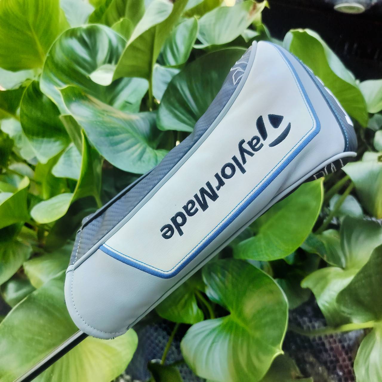 Driver Taylormade SIM MAX D (Draw Type) แก้ปัญหาตีเฟดโดยเฉพาะ ก้าน TOUR AD IZ5 FLEX S ช่วยชดเชยความผิดพลาดเมื่อตีลูกไม่โดนกลางหน้าไม้ ทำให้ได้วิถีลูกที่ตรง และแม่นยำสู่เป้าหมายมากขึ้น ไม้กอล์ฟพรีเมี่ยมมือสอง ของแท้ By NakaraLuxurious