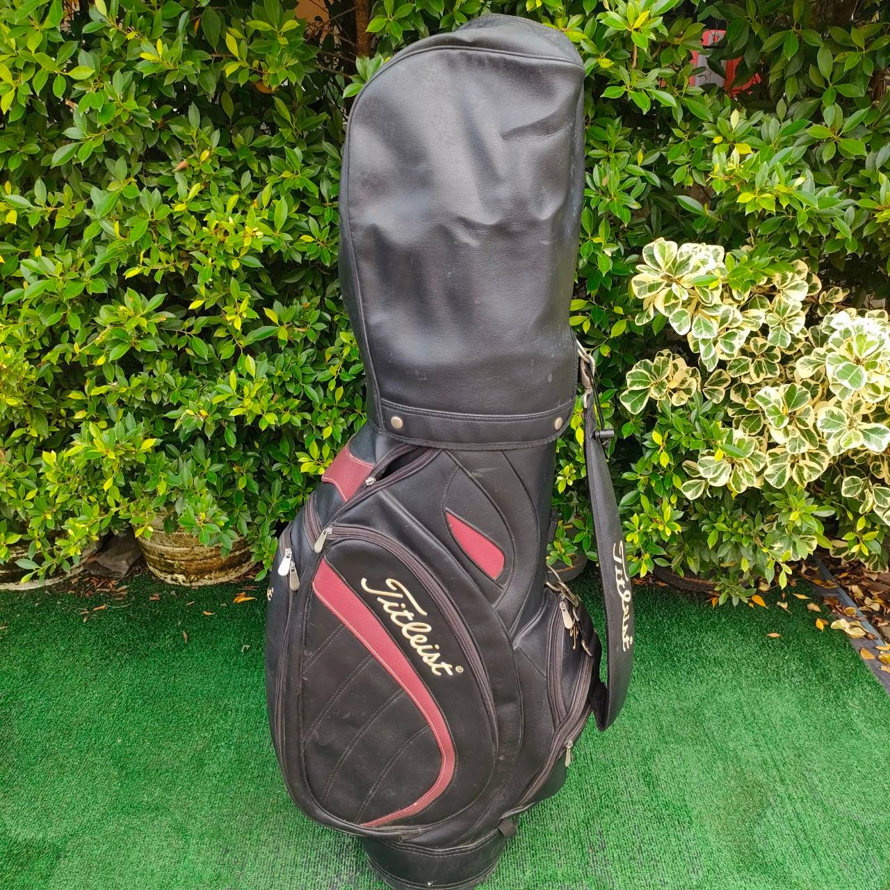 ถุงกอล์ฟ TITLEIST มือสอง **ถุงกอล์ฟมีตำหนิชิฟรูดไม่ได้ 1 จุด เเละที่จับถุงขาด**โปรดสังเกตตำหนิให้ดีก่อนซื้อ** มือสอง ของแท้ BY NakaraLuxurious