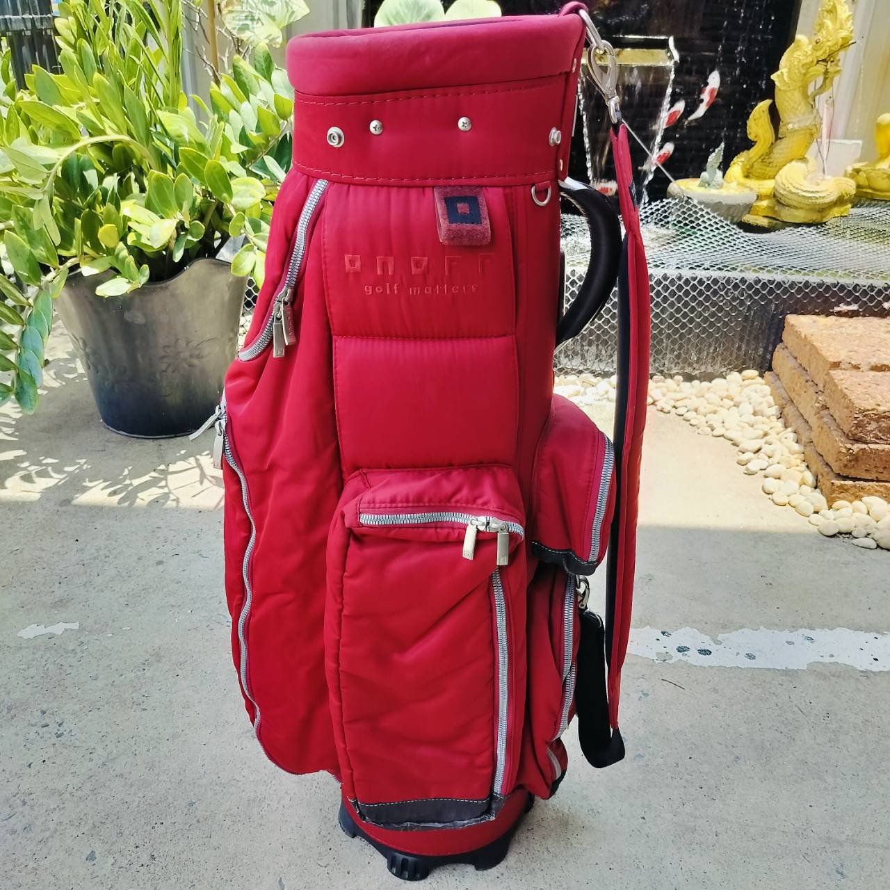 ถุงกอล์ฟ ON OFF มือสอง ของแท้ สภาพสวยเดิม ป้ายยังไม่แกะพลาสติก สีแดงเพลงเป็นสีประจำ ON OFF ช่องใส่ของเยอะ ซิปเยอะ น้ำหนักเบา ไม้กอล์ฟพรีเมี่ยมมือสอง ของแท้ By NakaraLuxurious