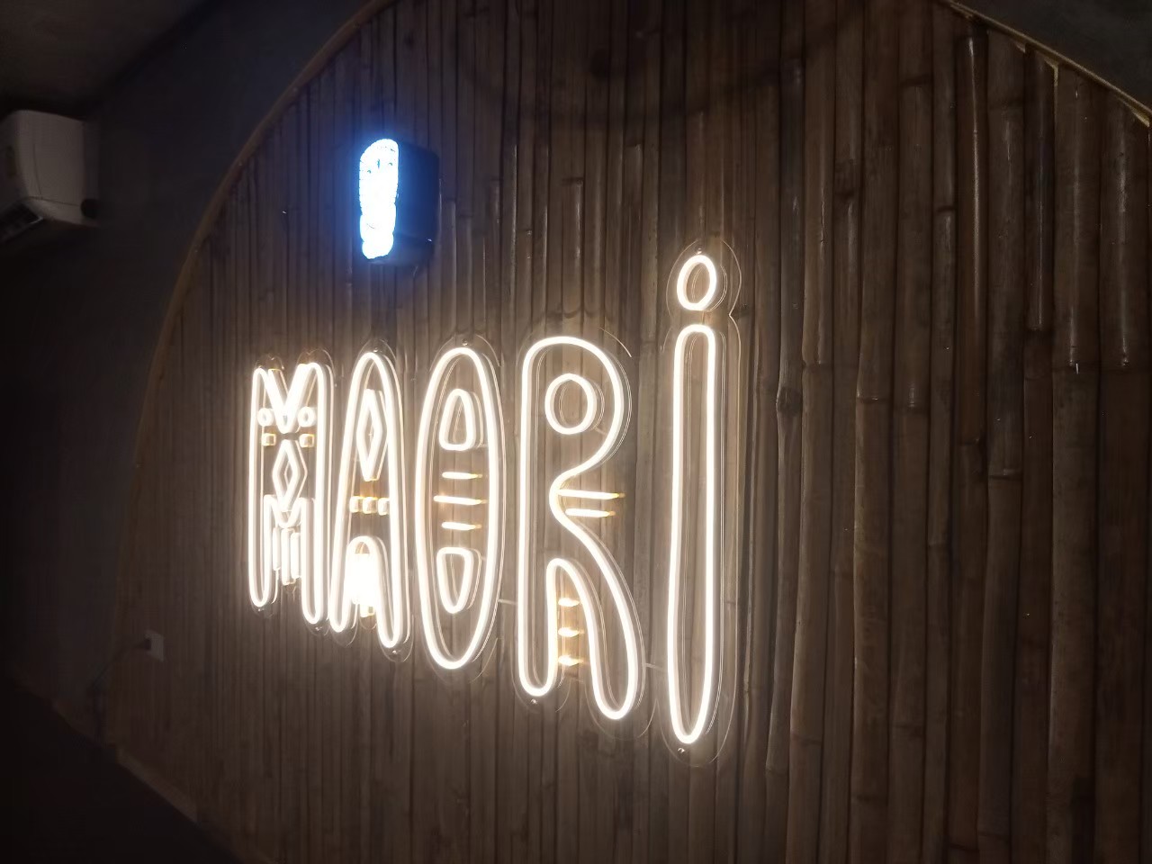 ไฟนีออน เฟค