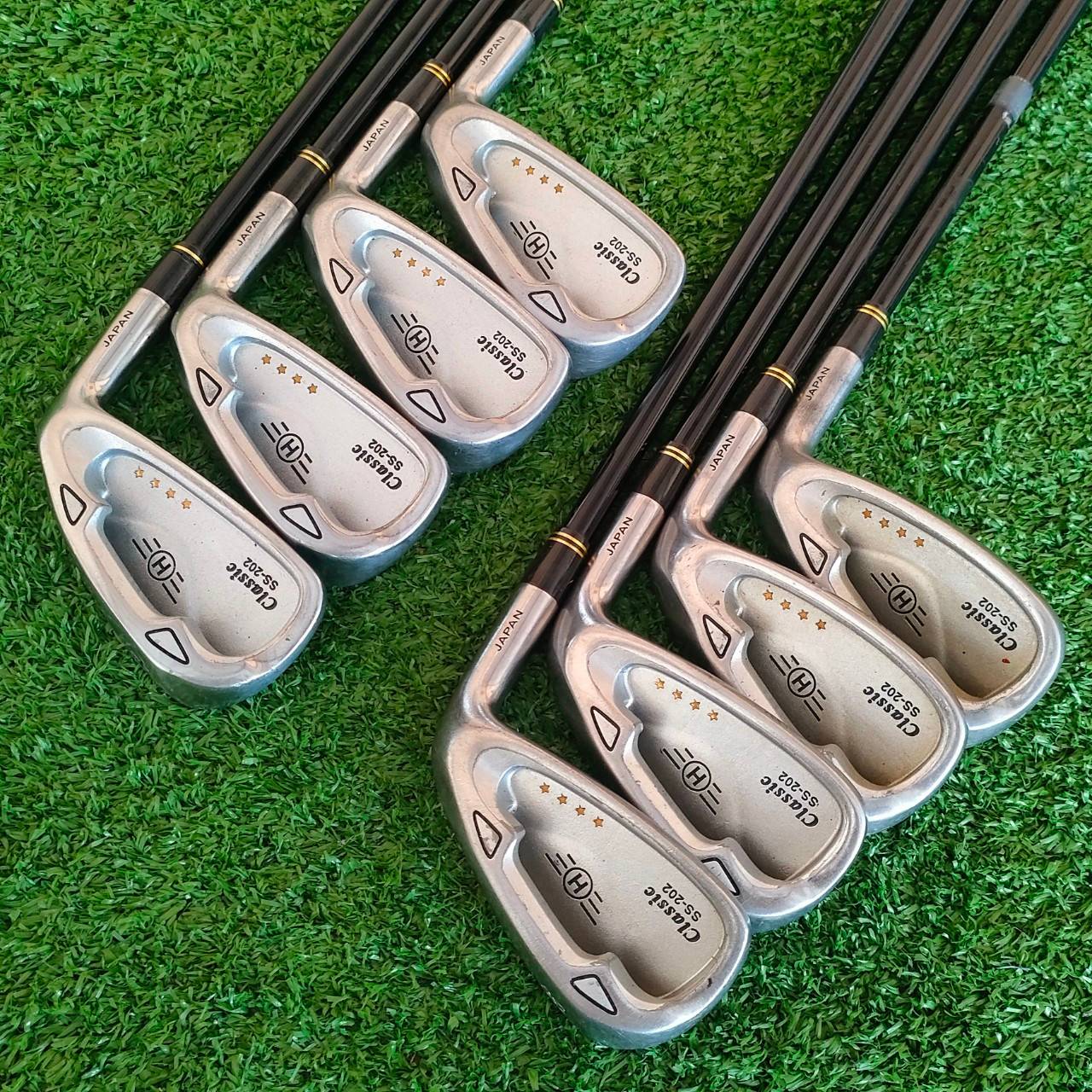 ชุดเหล็ก CLASSIC SS-202 H 4 ดาว มีเหล็ก 4-9 เเละ PW SW ก้าน NEW SUPER POWER SHAFT FLEX R เหล็ก CAVITY ลึก ตีง่ายตีสบาย ก้านกราไฟต์ 4 ดาว เบาและนุ่มเป็นเหล็กที่ตีสบาย!!! ไม้กอล์ฟมือสอง ของแท้ BY NakaraLuxurious