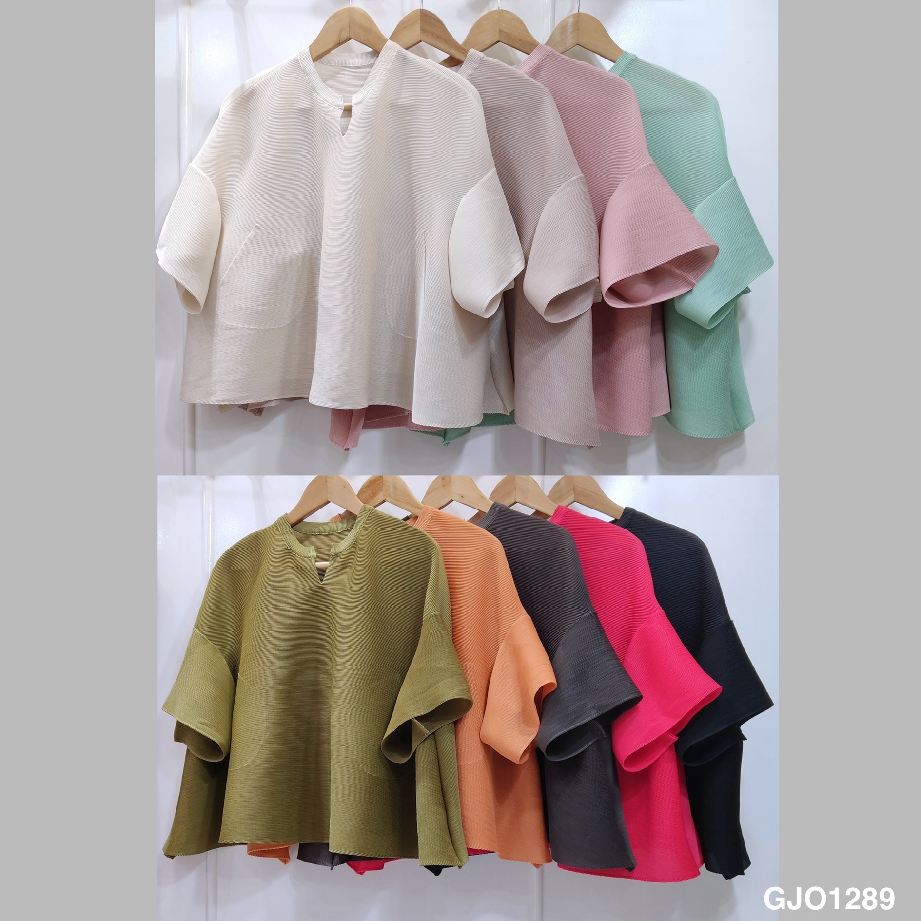 2MUAY รุ่น GJO1289 เสื้อพลีทคุณภาพ OPEN NECK FLARE SLEEVE PLEATED TOP สีดำ FREE SIZE