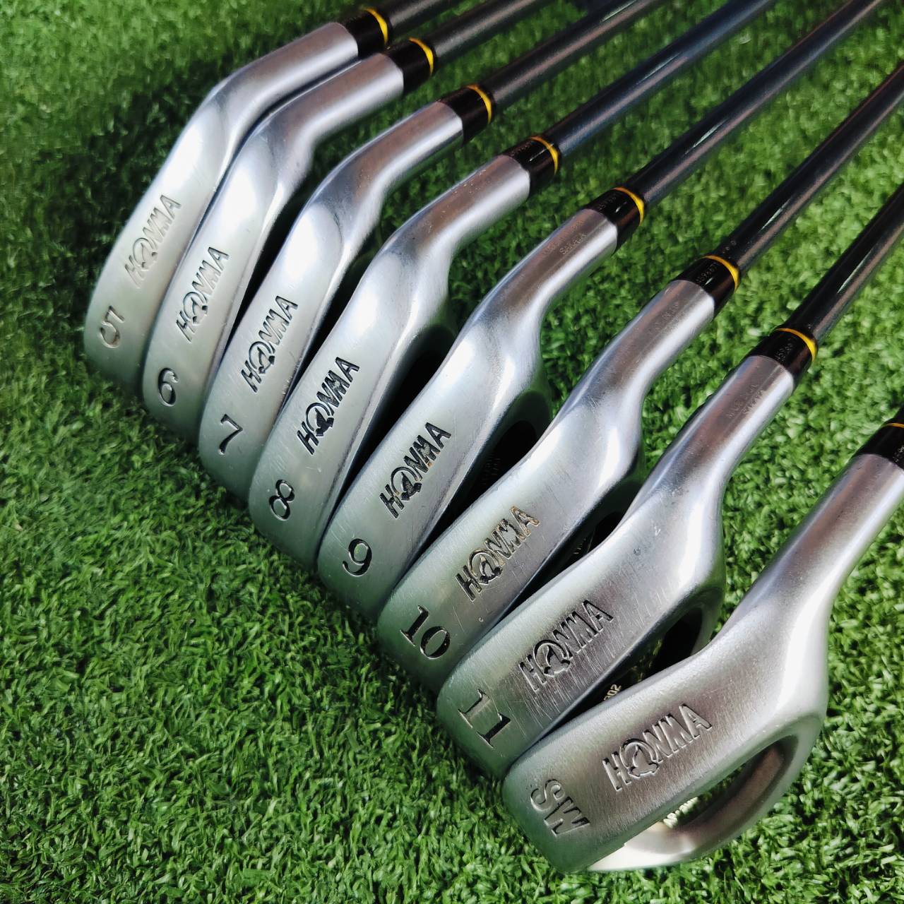 ชุดเหล็ก HONMA TWIN MARKS AP-302 หน้าเด้ง Titanium Face มีแผ่นหน้าเด้งไทเทเนี่ยมชัดๆ ที่หน้าใบเหล็ก ตระกูล Twin mark เป็นตระกูล TOP ที่สุดของ HIRO HONMA ผลิตจากวัสดุพรีเมี่ยมและ เป็นชุด Hi - END จาก JAPAN SAKATA ไม้กอล์ฟพรีเมี่ยมญี่ปุ่นมือสอง ของแท้ By Na
