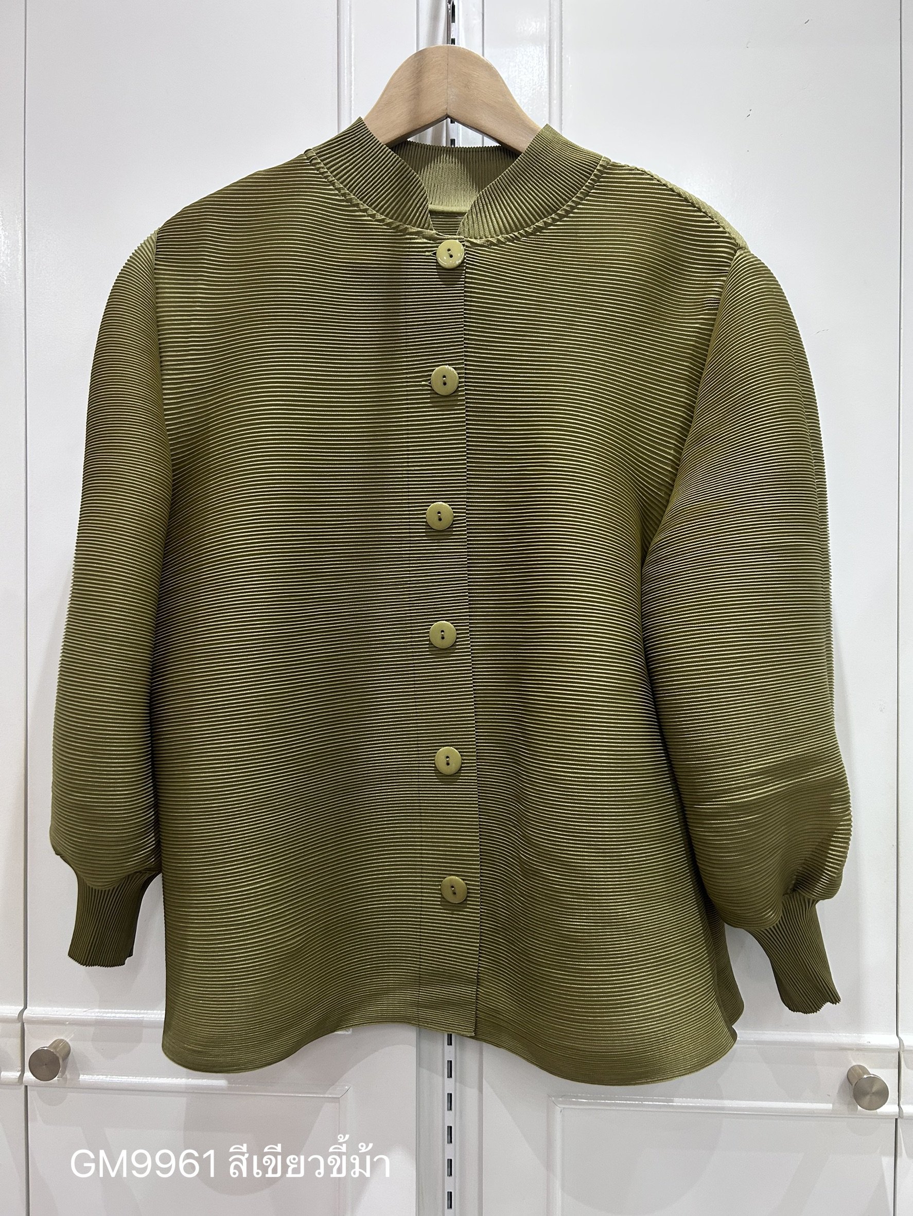 2MUAY GM9961 เสื้ออัดพลีทคอปกแมนดาริน กระดุมผ่าหน้า แขนจั๊ม MANDARIN CUFF SLEEVE PLEATED TOP 23 สี FREE SIZE