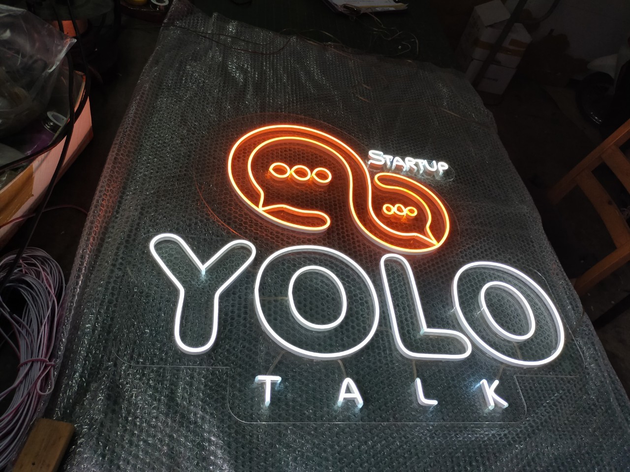 ไฟนีออน เฟค