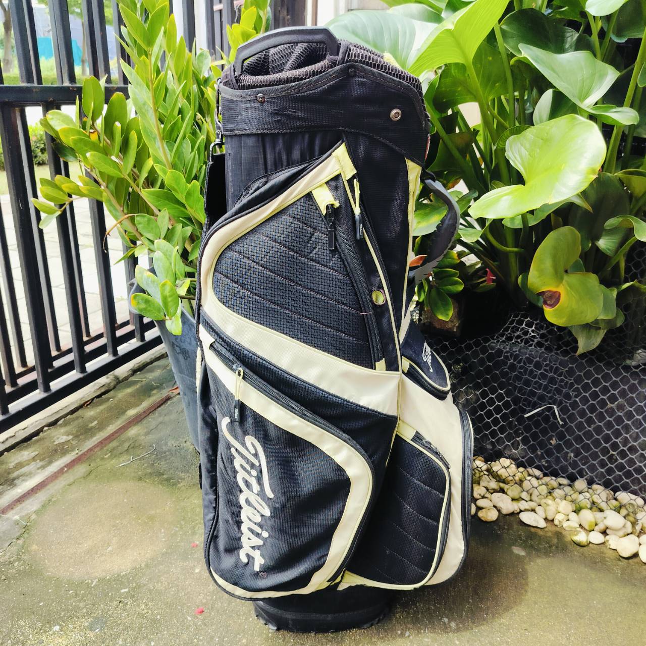 ถุงกอล์ฟ Titleist แบบ 14 ช่อง ของแท้ มือสอง สภาพเก่าค่ะ *** มีตำหนิที่ COVER ***