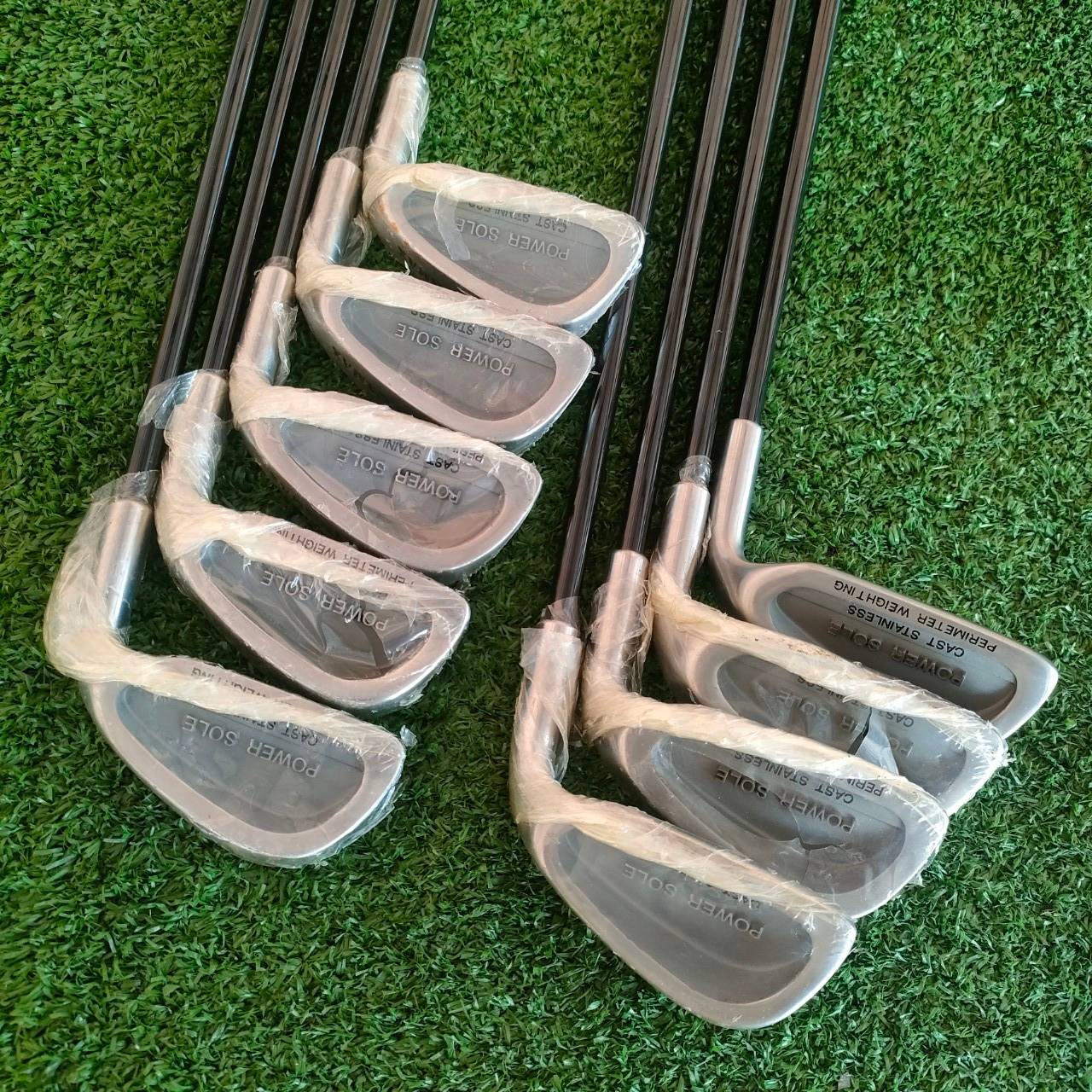 ชุดเหล็ก COSMAX POWER SOLE ของใหม่!! มีเหล็ก 3-9 เเละ PW SW ก้าน PARAGON FLEX R ออกแบบได้ลงตัว ออฟเซ็ตกำลังดี!! หลัง CAVITY ลึก เป็นเหล็กที่ตีง่ายมาก!! ไม้กอล์ฟมือสอง ของแท้ BY NakaraLuxurious
