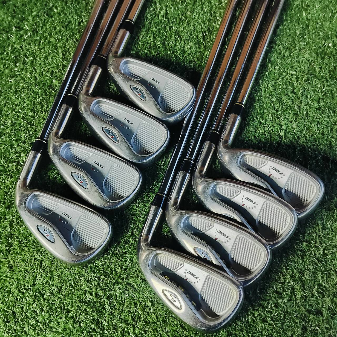 ชุดเหล็ก Taylormade RAC R5 รุ่นนี้ตีง่ายอย่างมาก และถ้าใครเลยลอง จะรู้ว่าตีไกลกว่าปกติมาก ไม้กอล์ฟพรีเมี่ยมมือสอง ของแท้ By NakaraLuxurious