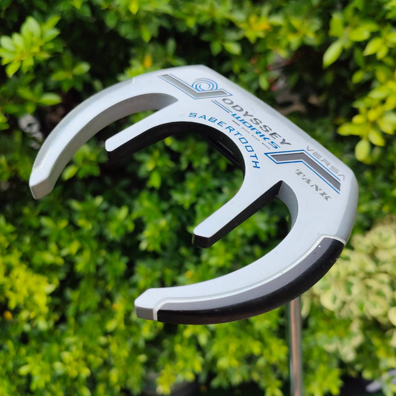 PUTTER ODYSSEY WORKS VERSA TANK SABERTOOTH ความยาว 34 นิ้ว กริพเป็นเเบบยาว แบรนด์ SUPER STROKE เป็นสุดยอดรุ่นยอดนิยม!! ไม้กอล์ฟมือสอง ของแท้ BY NakaraLuxurious