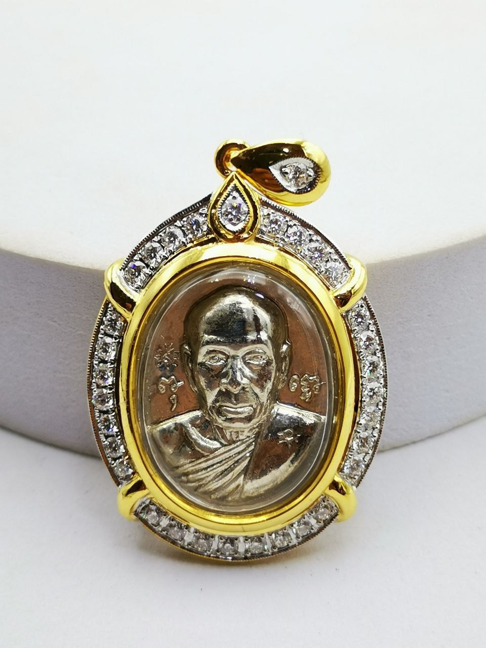 กรอบพระทอง หลวงพ่อ อวน ฉนุโน เเห่งวัดเกาะเปริด อ.เเหลมสิงค์ จ. จันทบุรี ที่โดยรอบองค์ฝังเพชรเเท้ งานทำมือเก็บทุกรายระเอียด