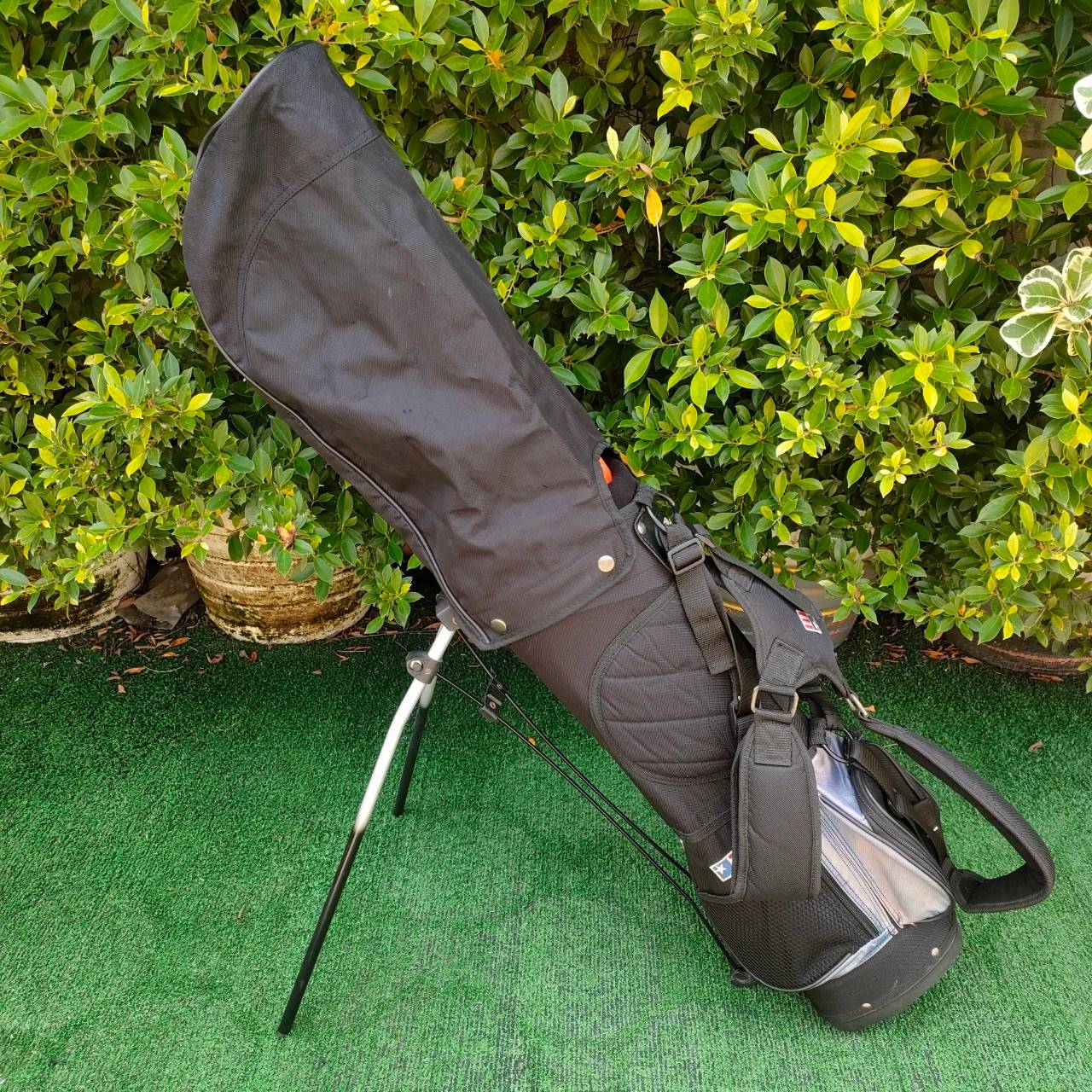 ถุงกอล์ฟ U.S.KIDS GOLF ขาตั้ง มือสอง ความยาวของปากกว้าง 6 นิ้ว ความสูงของถุงกอล์ฟ 26 นิ้ว สภาพดี มีสายสะพาย เบา กันน้ำ!!! มือสอง ของแท้ BY NakaraLuxurious