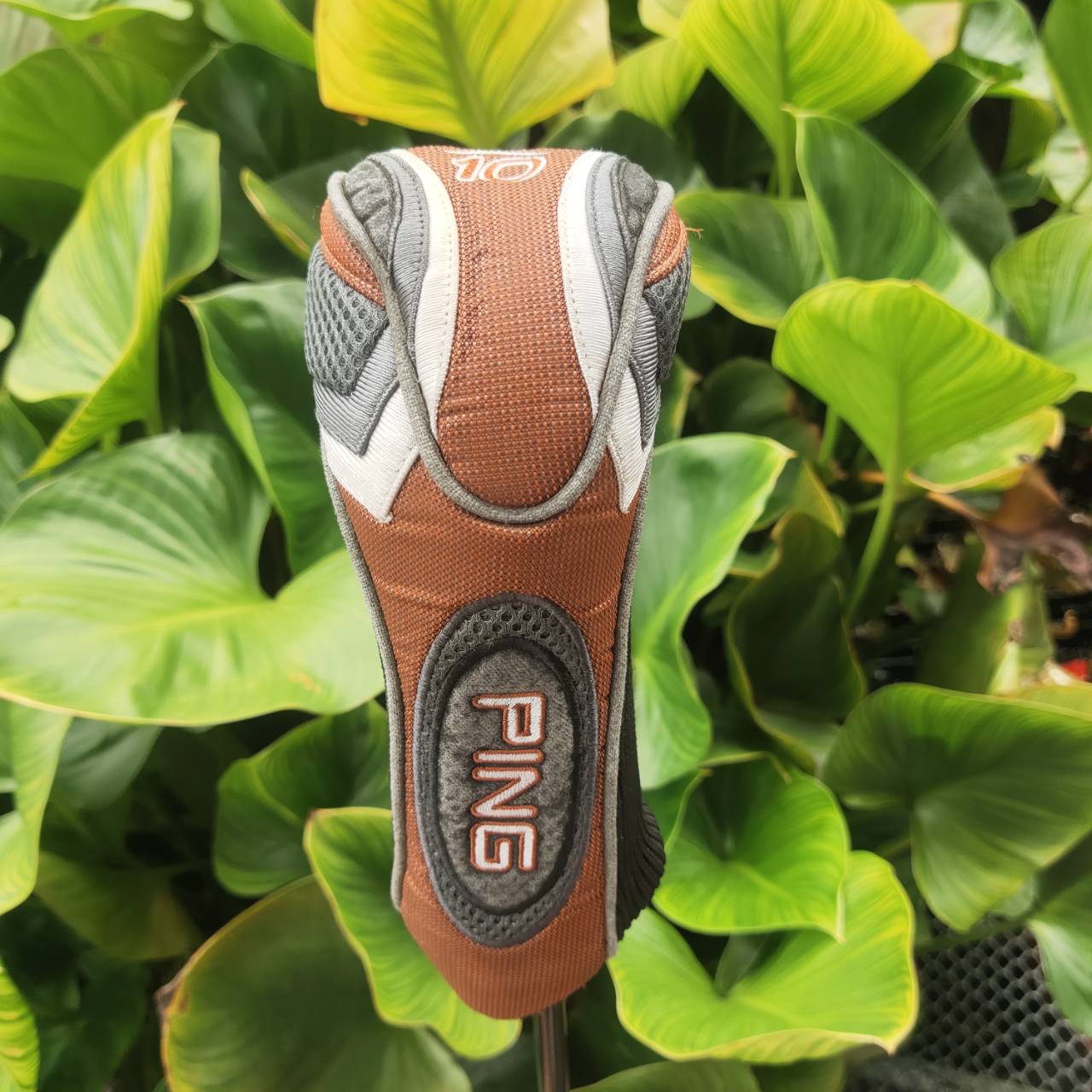 UT/Hybrid PING G10 24° ออกแบบด้วย หัวไม้กว้างกว่าและ Crown โค้ง → CG ต่ำและลึก