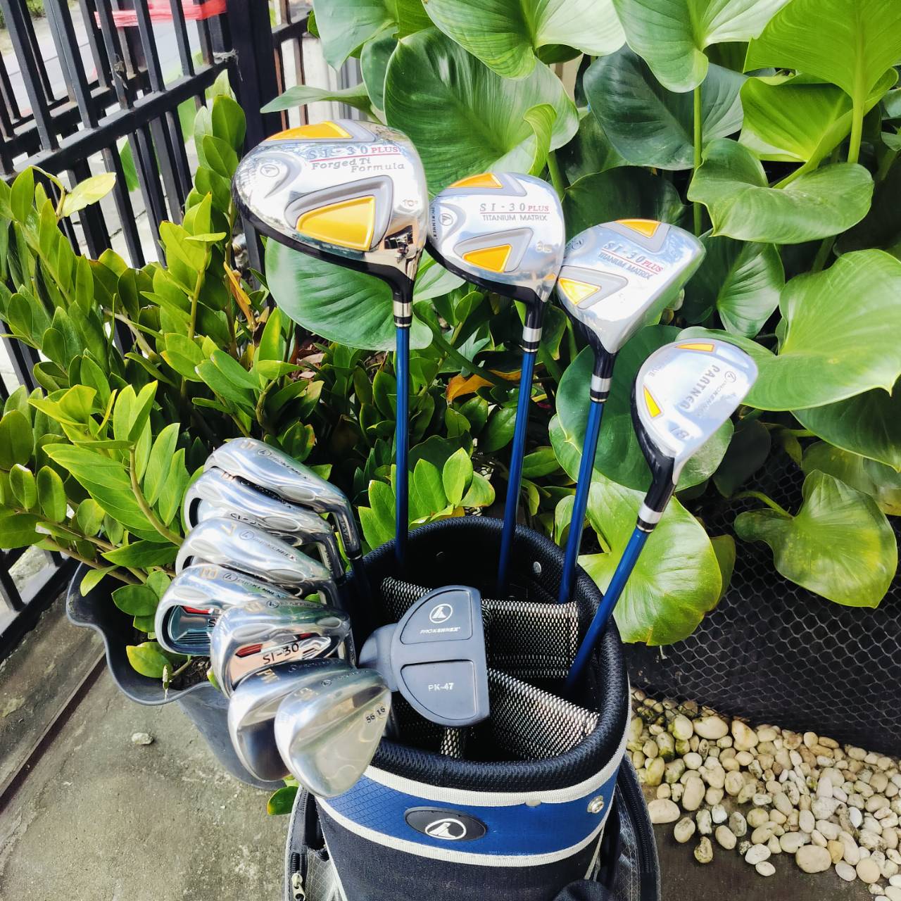 FULLSET PROKENNEX SI-30 PLUS ชุดใหญ่ หัวไม้ได้ถึง 4 หัว เดิมๆทุกชิ้น . ทั้งชุดประกอบด้วย Driver FW3 - 5 และ ไฮบริด ก้าน SI-30 PLUS FLEX R หัวใหญ่มาก ตีไกล เสียงเพราะ และมีออฟเซต ช่วยแก้ปัญหามือใหม่ ที่ชอบตีออกเฟดได้เป็นอย่างดีค่ะ