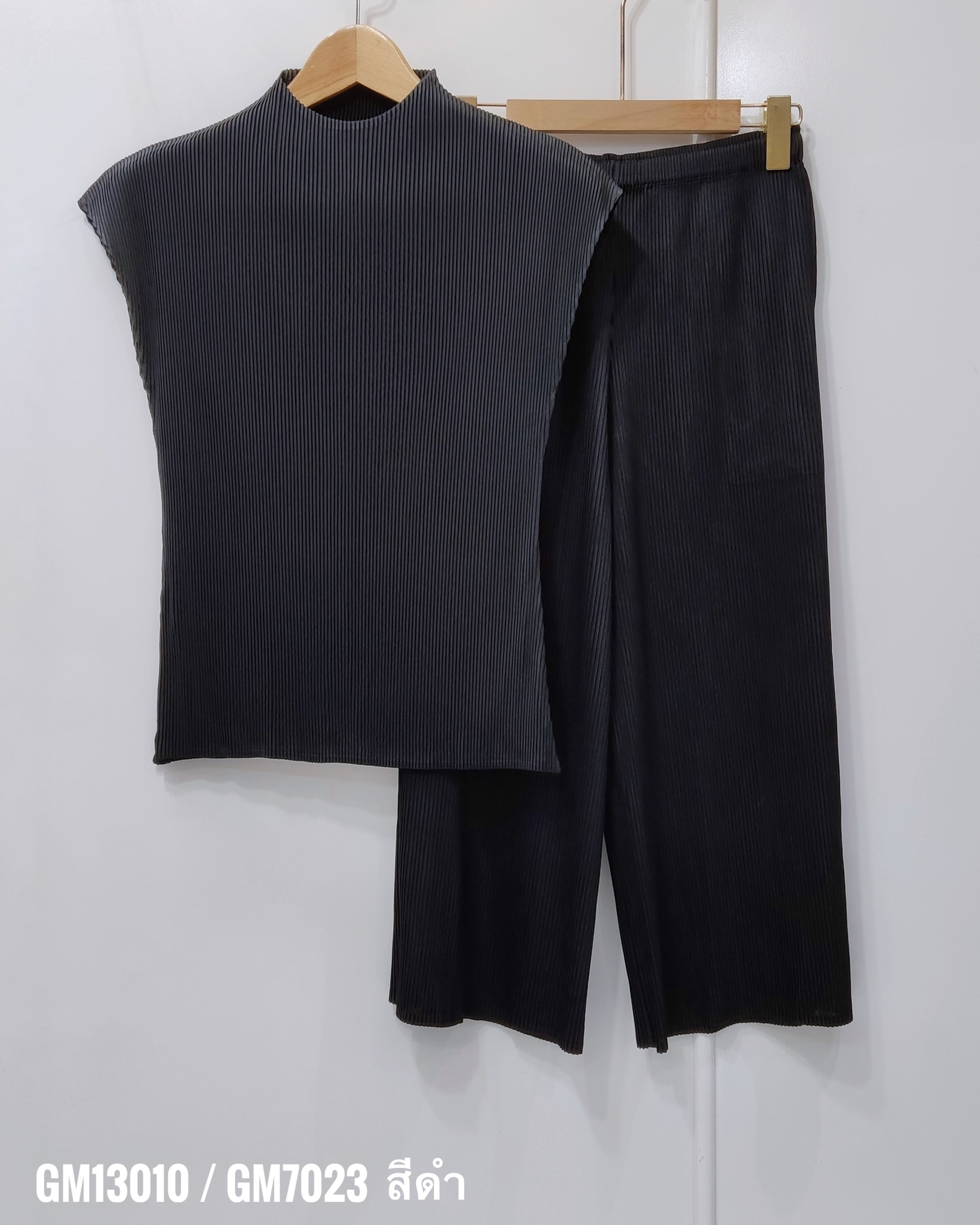 2MUAY รุ่น GM13010 / GM7023 HIGH NECK CAP SLEEVE PLEATED SET สีดำ FREE SIZE