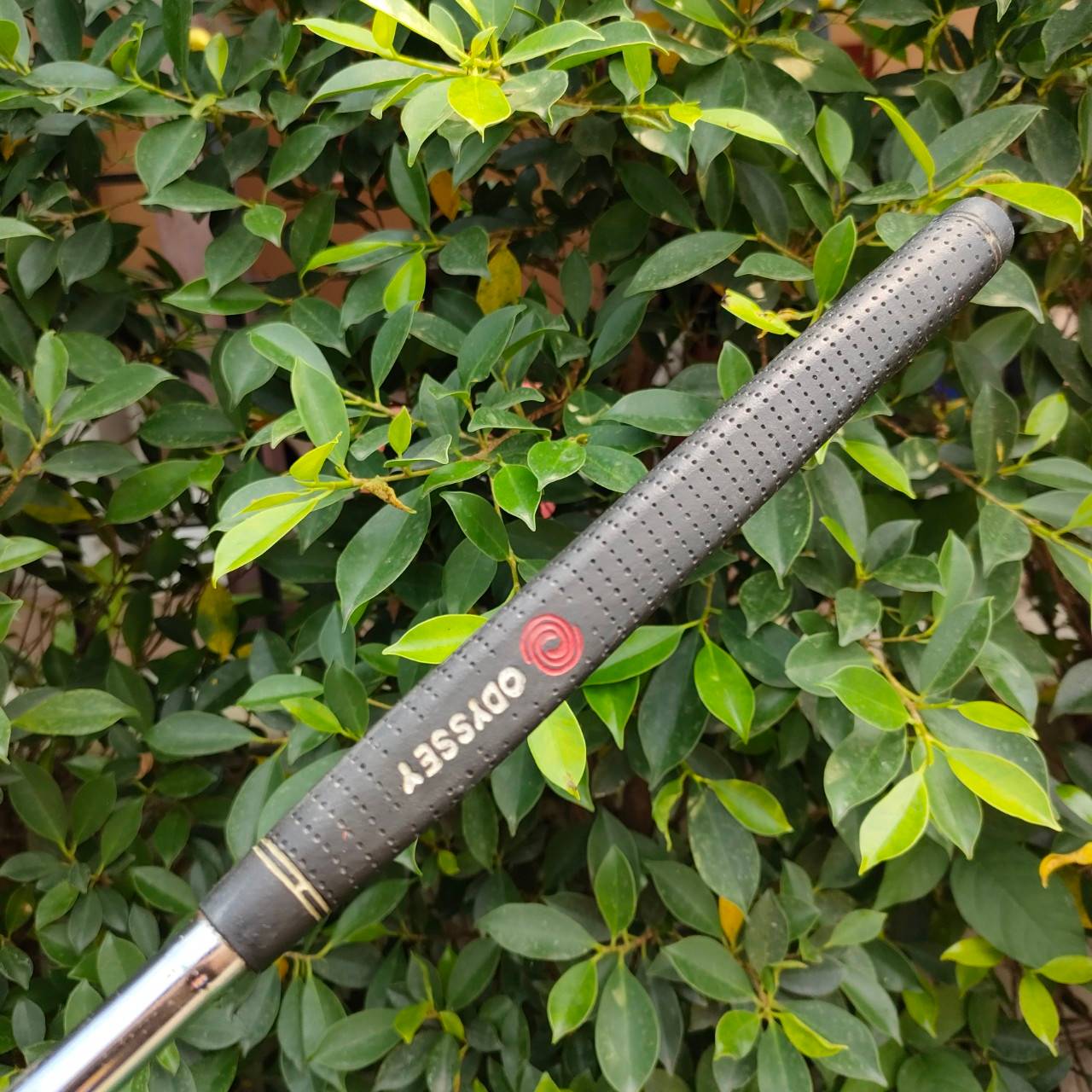 PUTTER ODYSSEY 2.BALL BLADE ความยาว 35 นิ้ว เล็งง่าย แม่นๆ ทรงเบลด ถนัดมือขึ้น และมีบอลอีกสองลูก เล็งกับลูกที่จะพัตต์เรียงกันไปทางหลุม แม่นยำ หน้า White Hot นุ่มมากๆ