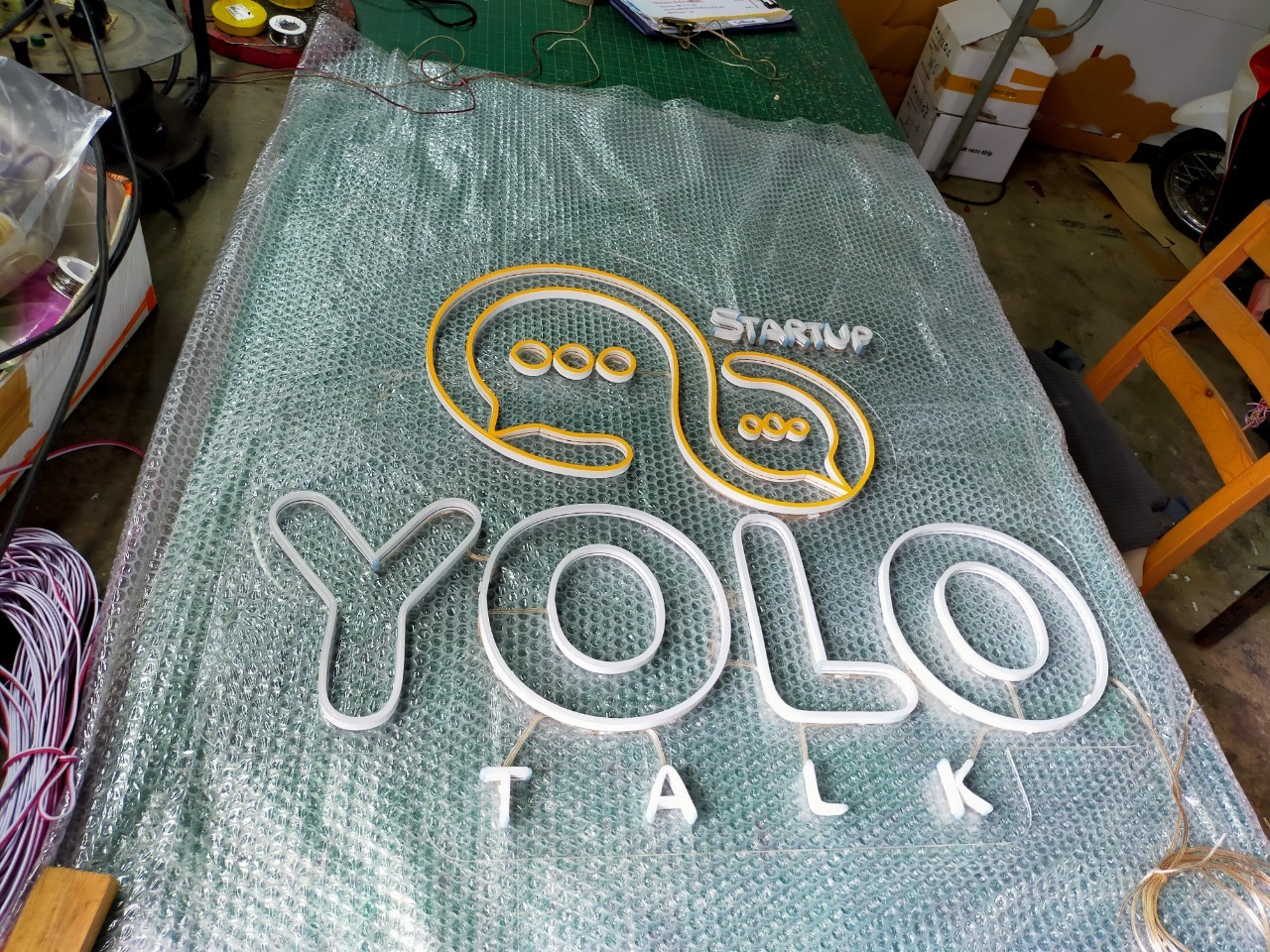 ไฟนีออน เฟค