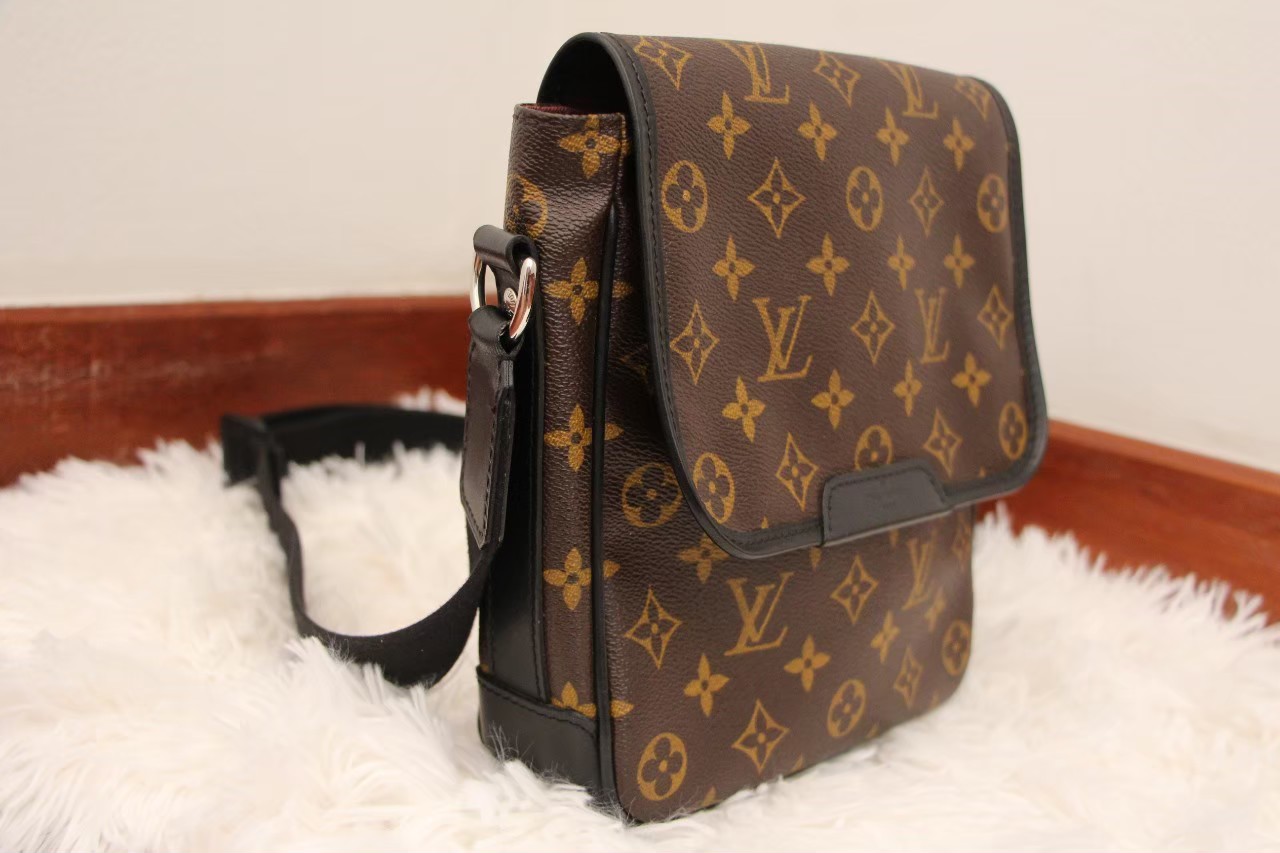 มือสอง Louis Vuitton Bass Marcassar Monogram PM กระเป๋าสะพายผู้ชายทรง Messenger ใบเล็ก