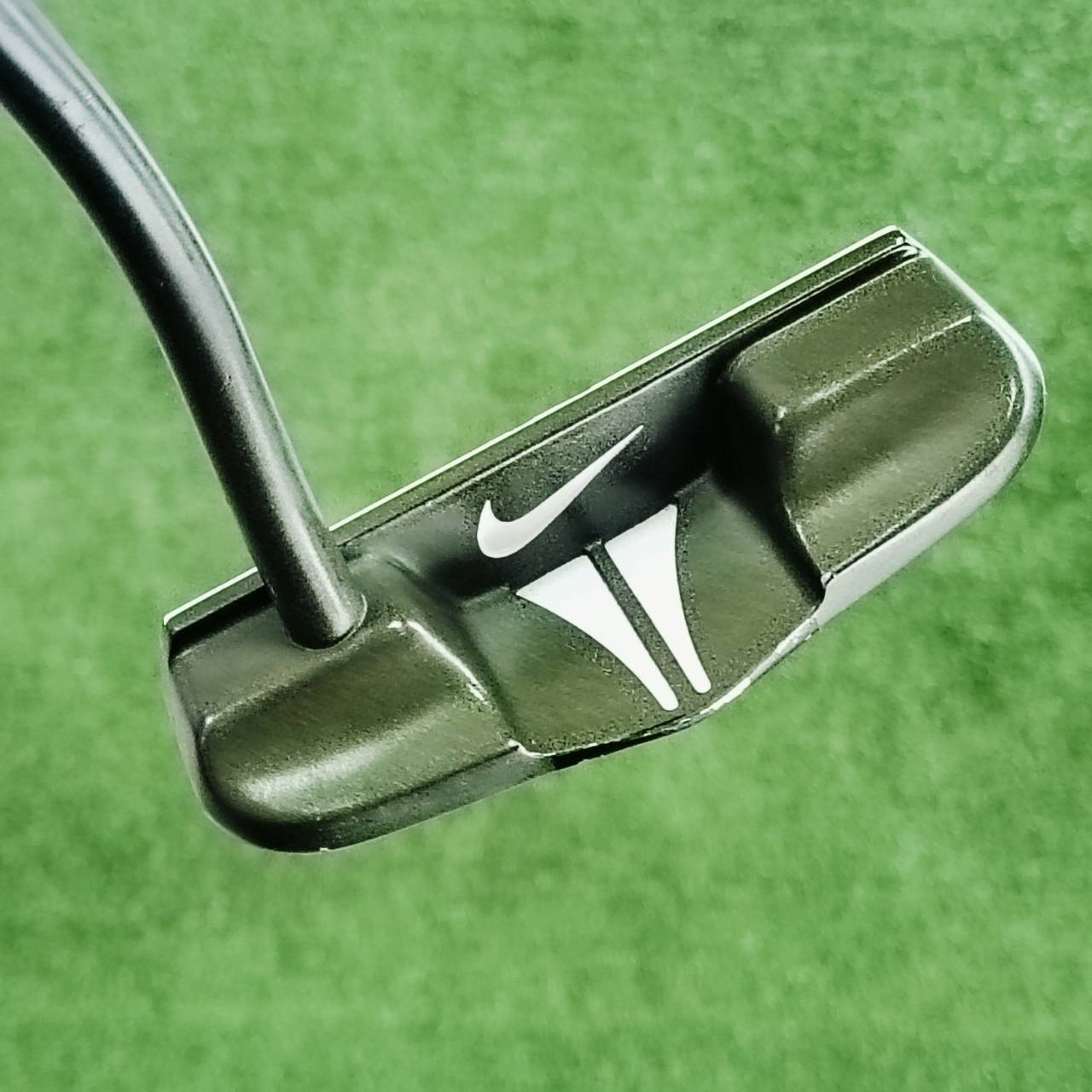 PUTTER NIKE IC2010 ยาว 33 นิ้ว บล๊านซ์มากๆ มีถ่วงทังสเตนสองข้าง หน้าสัมผัส MILLED เพื่อให้ลูกกอล์ฟ หมุนเร็วที่สุด ไม้กอล์ฟพรีเมี่ยมมือสอง ของแท้ By NakaraLuxurious