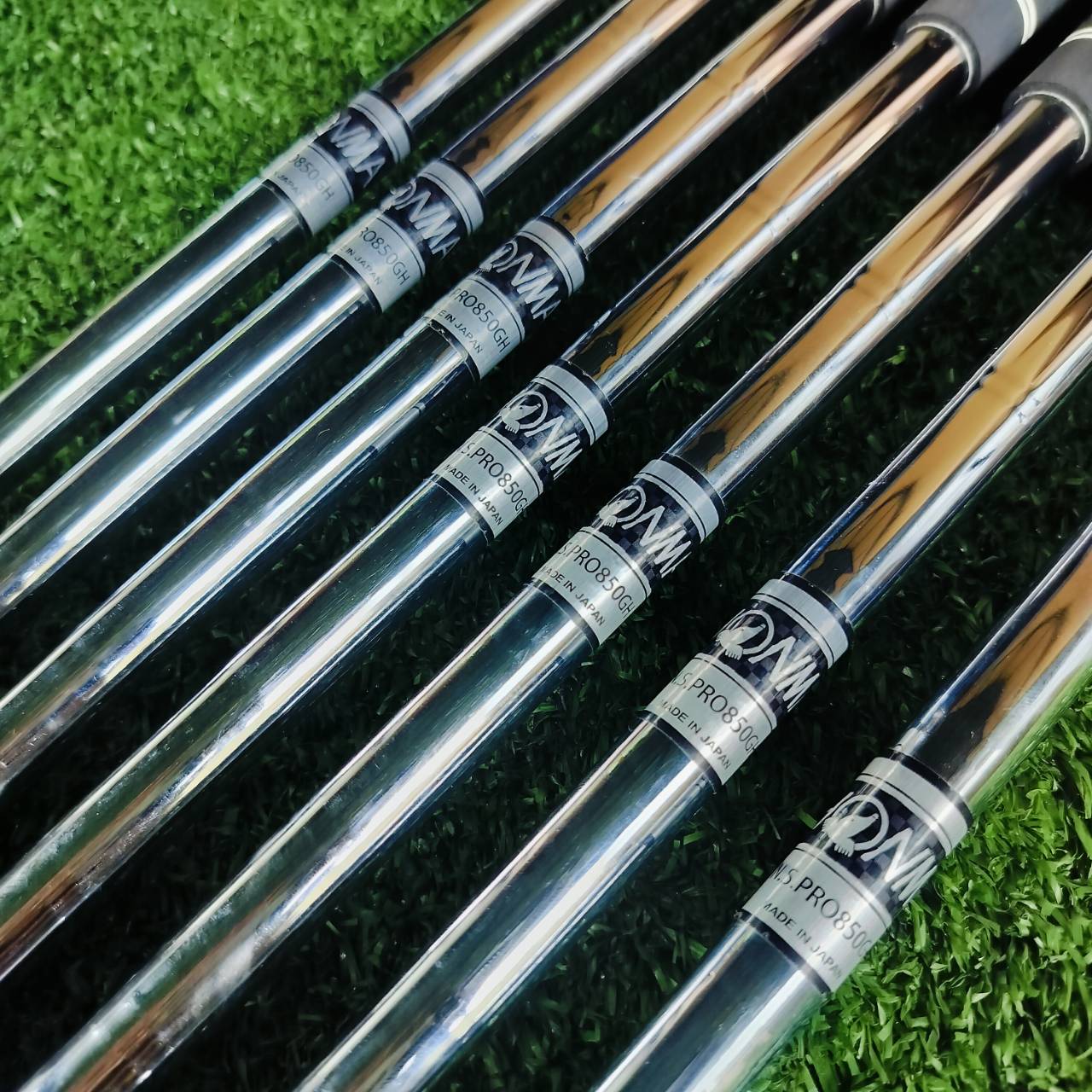 ชุดเหล็กหน้าเด้ง HONMA LB515 ก้านเหล็กเบาแค่ 85 กรัม พรีเมี่ยม ทำให้เร่งสปีดได้เร็วขึ้น โดยที่ยังคง ความแม่นยำของก้านเหล็กอยู่ บวกกับหน้าสัมผัสพิเศษสุดเด้ง!!! แผ่นไทเทเนี่ยมอีกชั้นที่หน้าไม้ ไม้กอล์ฟพรีเมี่ยมมือสองญี่ปุ่น ของแท้ By NakaraLuxurious