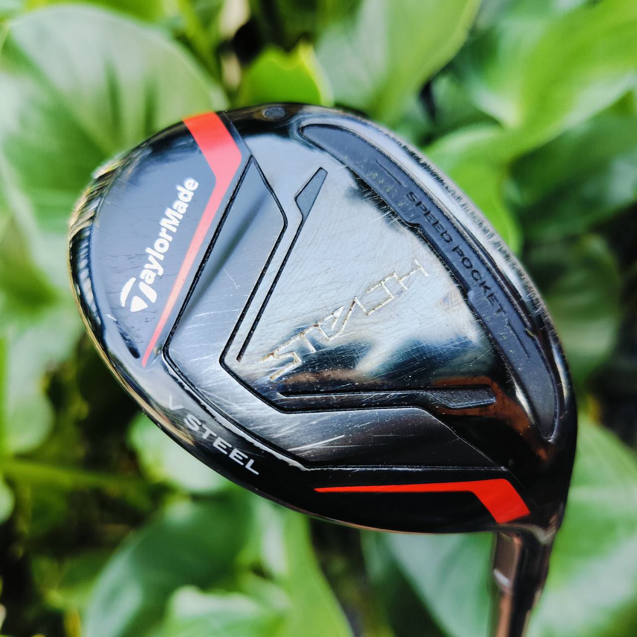 UT4 Taylormade Stealth องศา 22 เป็นเรสคิวที่ตีง่าย ใช้ได้กับนักกอล์ฟทุกระดับฝีมือ V STEEL Sole design รูปทรงตัววี ทำให้สวิงผ่านได้ง่าย ไม้กอล์ฟพรีเมี่ยมมือสอง ของแท้ By NakaraLuxurious