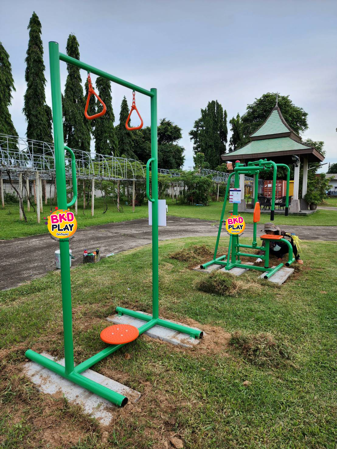 เครื่องออกกำลังกายกลางแจ้งผู้ใหญ่ ,บริหารแขน-หัวไหล่-เอว (แบบบาร์ห่วงโหน-บิดตัว),ลานกีฬาอเนกประสงค์ ,สวนสาธารณะ ,เทศบาล ,หมู่บ้าน ,ผลิตในไทย ,สั่งทำตามสีที่ต้องการได้ ขนาด 60x100x220 ซม.