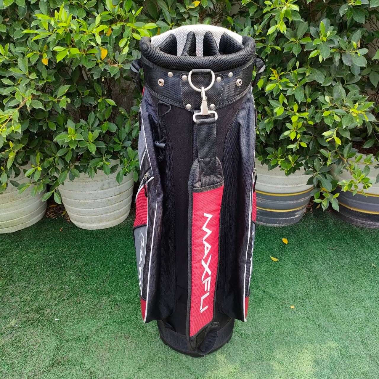 ถุงกอล์ฟ MAXFLI มือสอง ถุงเบาและแข็งแรงมาก ช่องใช้หลายช่อง และ เรียงสูงต่ำ ไม่เหมือนใคร