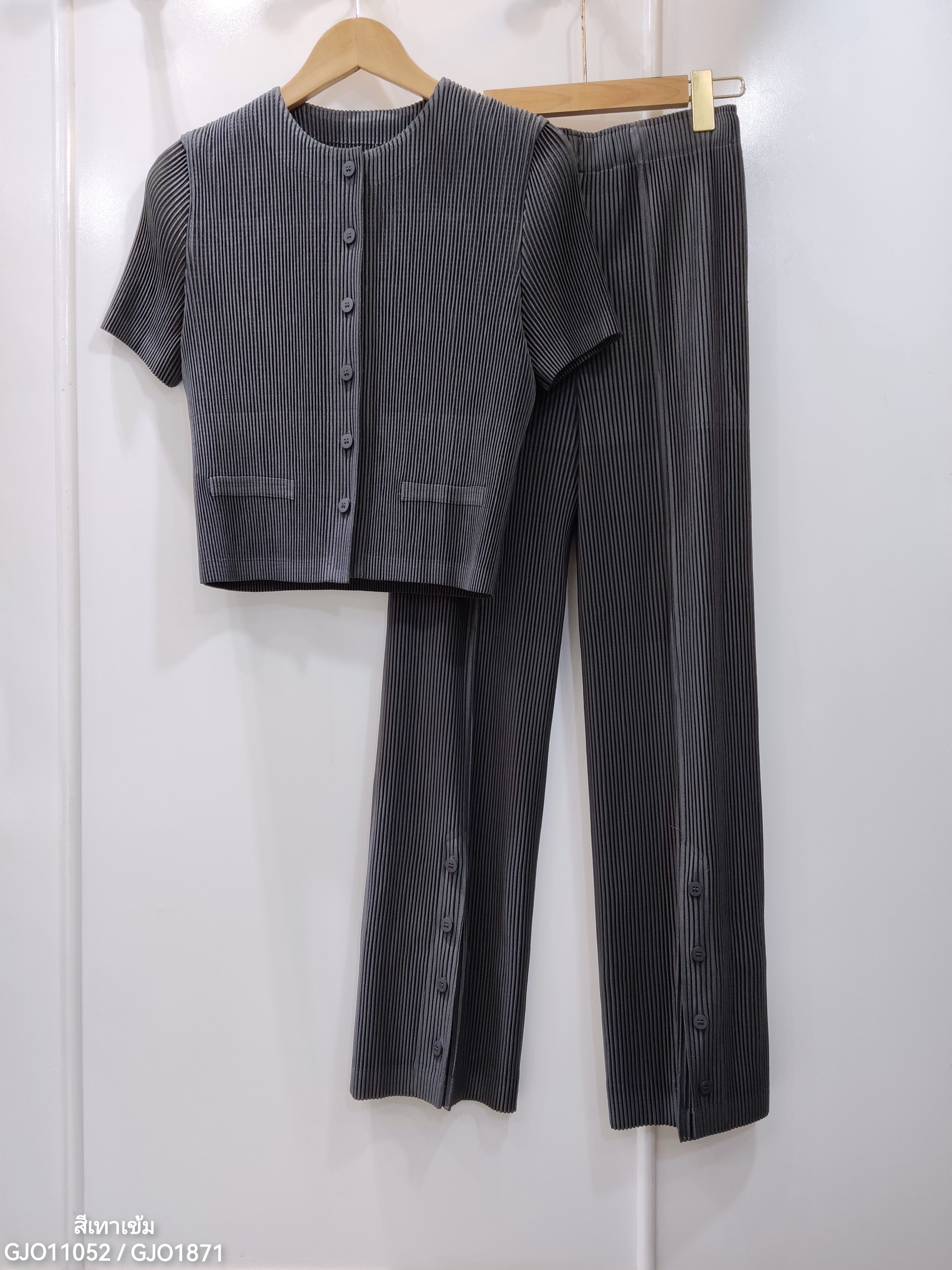 2MUAY รุ่น GJO11052 / GJO1871 เซ็ตพลีทคุณภาพ THICK SHORT SLEEVE BUTTON FRONT TOP WITH PANTS PLEATED SET 10 สี FREE SIZE