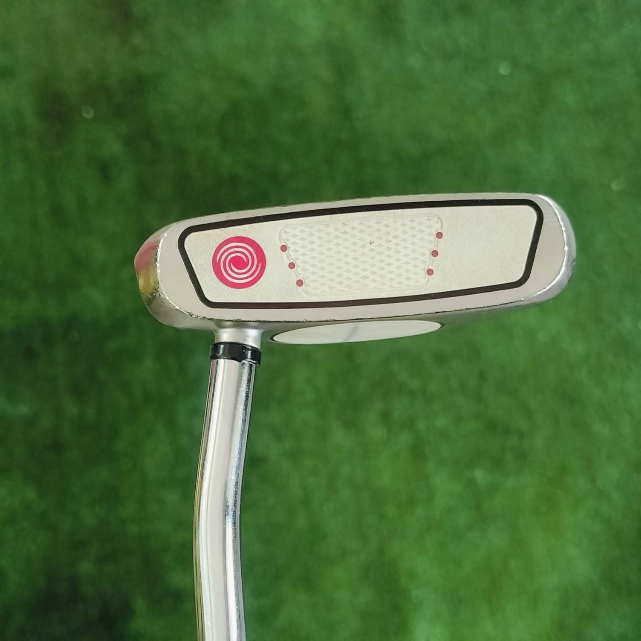 PUTTER ODYSSEY 2-BALL WHITE HOT XG ยาว 34 นิ้ว รุ่น XG เป็นหน้านุ่ม แต่มีลวดลาย เพื่อช่วยให้ลูกหมุนเกาะไลน์ยิ่งขึ้น ไม้กอล์ฟพรีเมี่ยมมือสอง ของแท้ By NakaraLuxurious