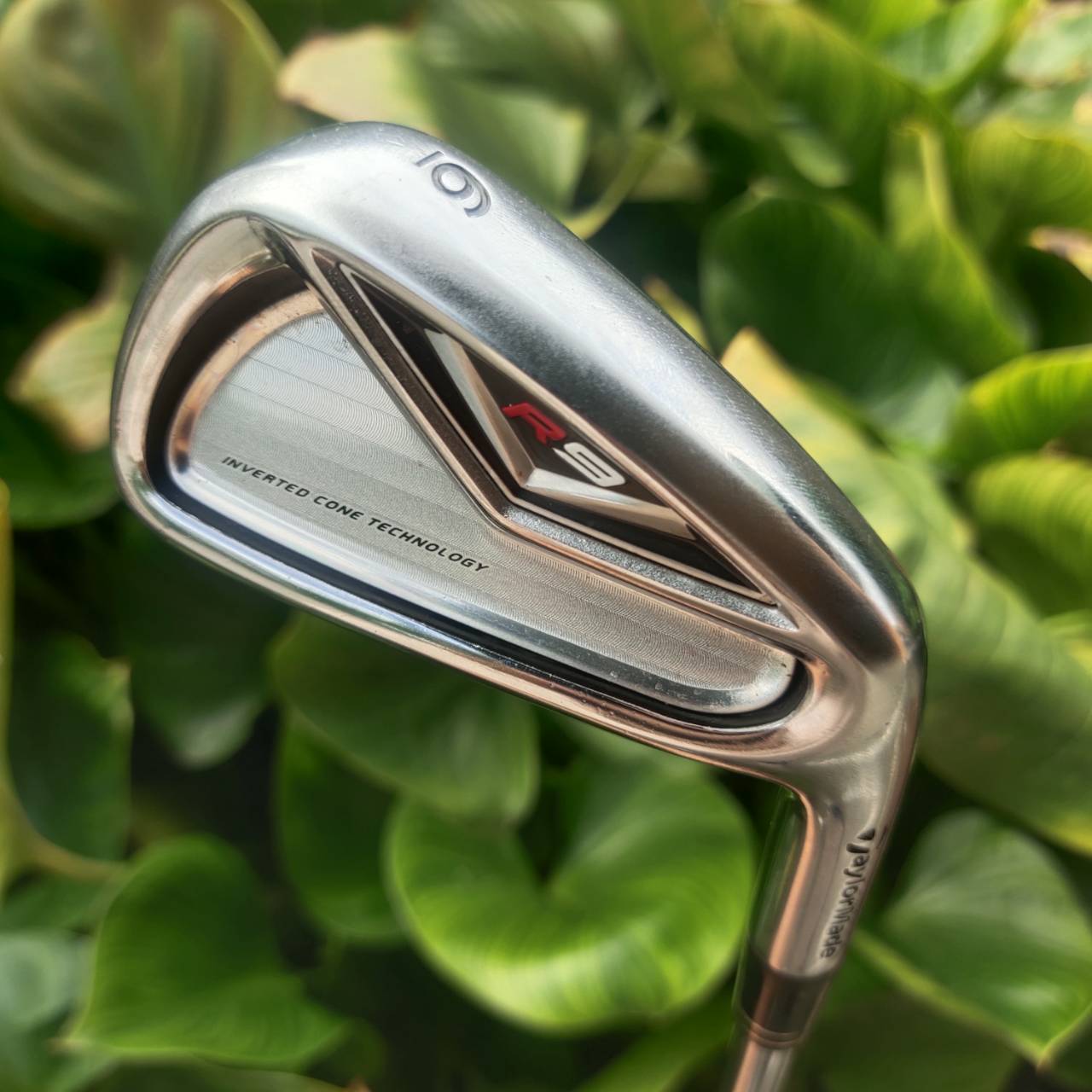 เหล็ก 6 Taylormade R9 มีการออกแบบช่องควบคุมความเร็วและระบบดูดซับแรงสั่นสะเทือน