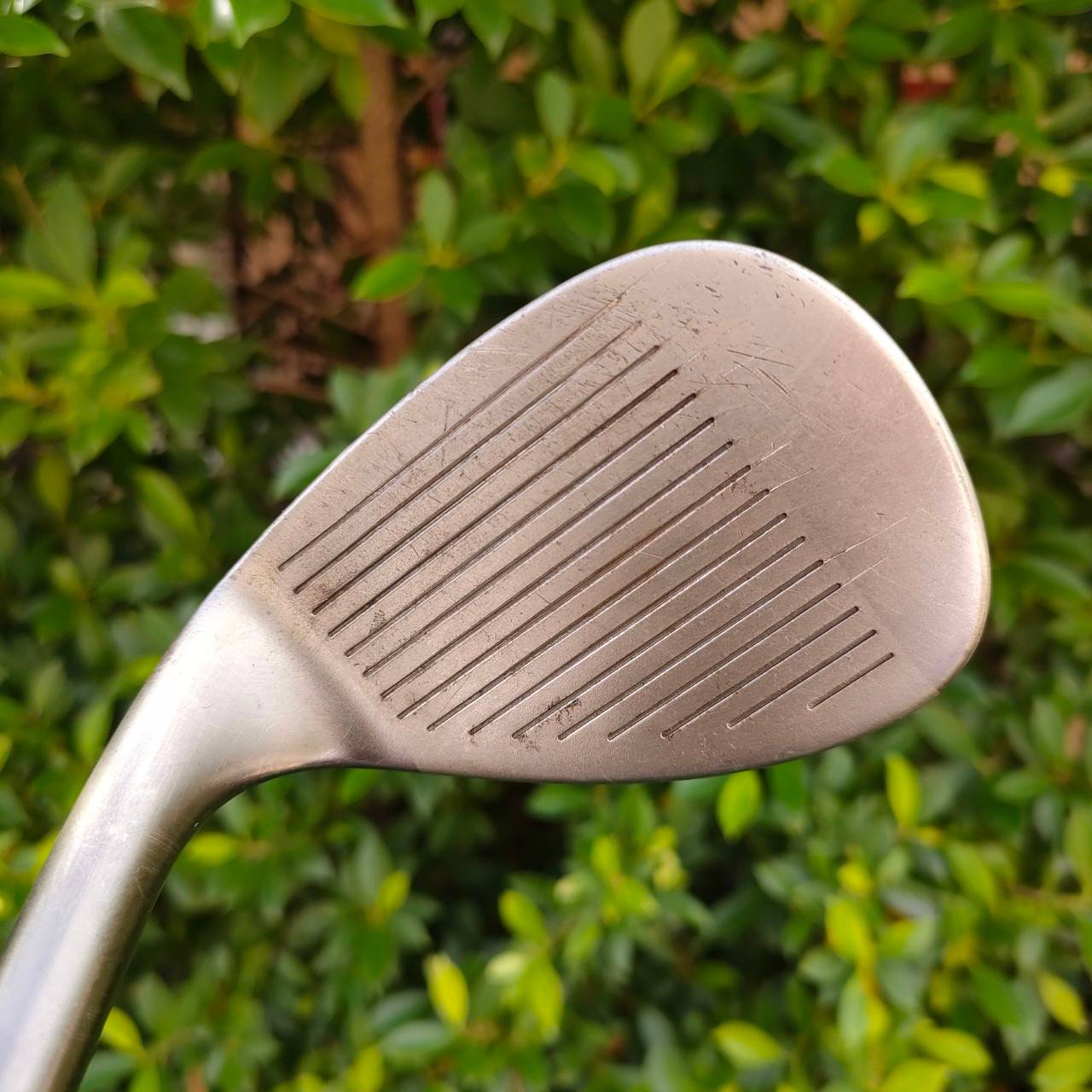 WEDGE BAZOOKA JMAX CARBON STEEL องศา 60 ก้าน BAZOOKA J FLEX WEDGE ร่องหน้าไม้คมมาก!! วัสดุ CARBON STEEL สุดพรีเมี่ยม ทั้งนุ่ม และสปินจัด เข้าปะทะบอลแน่นๆ!! ไม้กอล์ฟมือสอง ของแท้ BY NakaraLuxurious